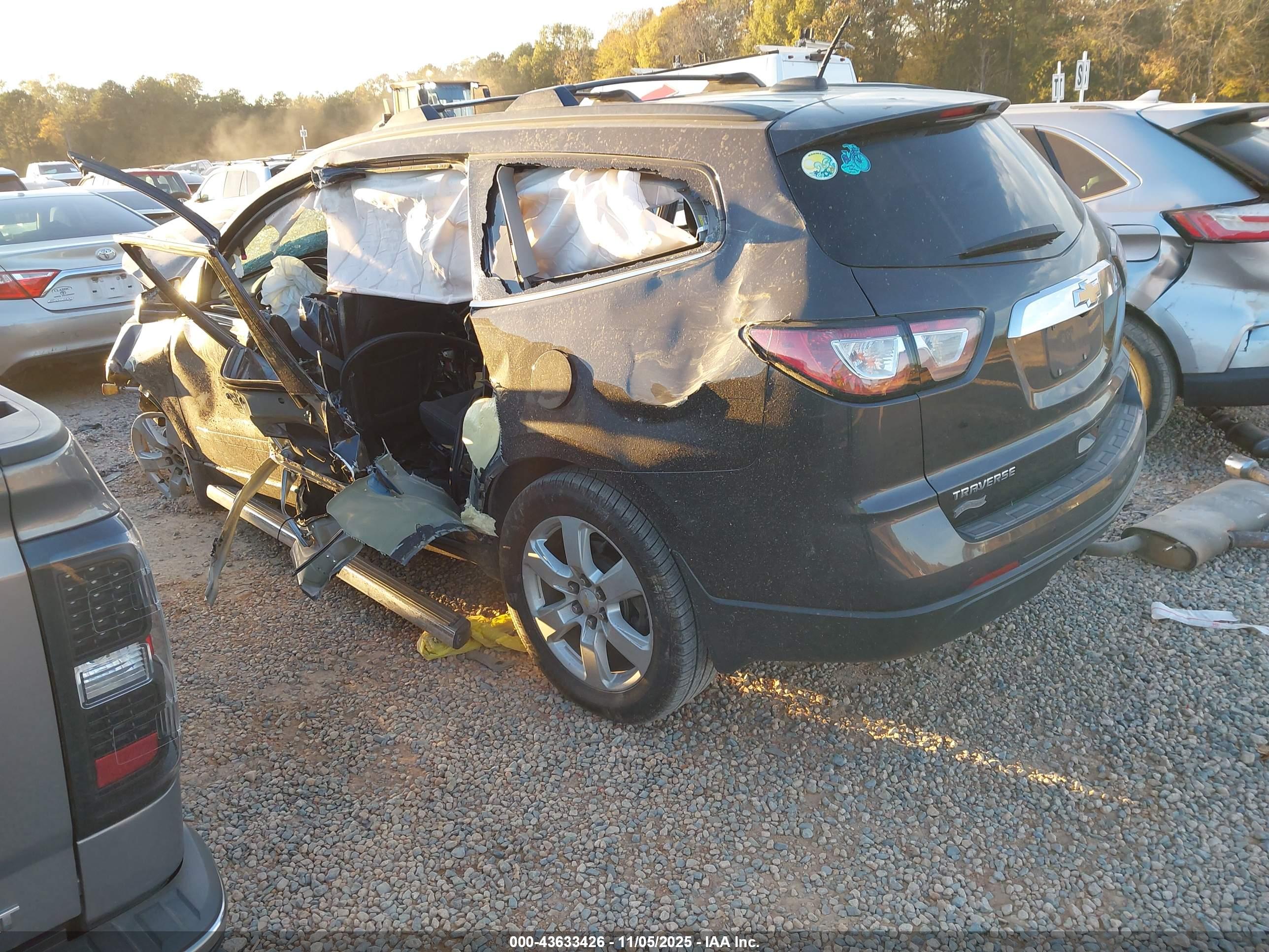 CHEVROLET TRAVERSE image 3
