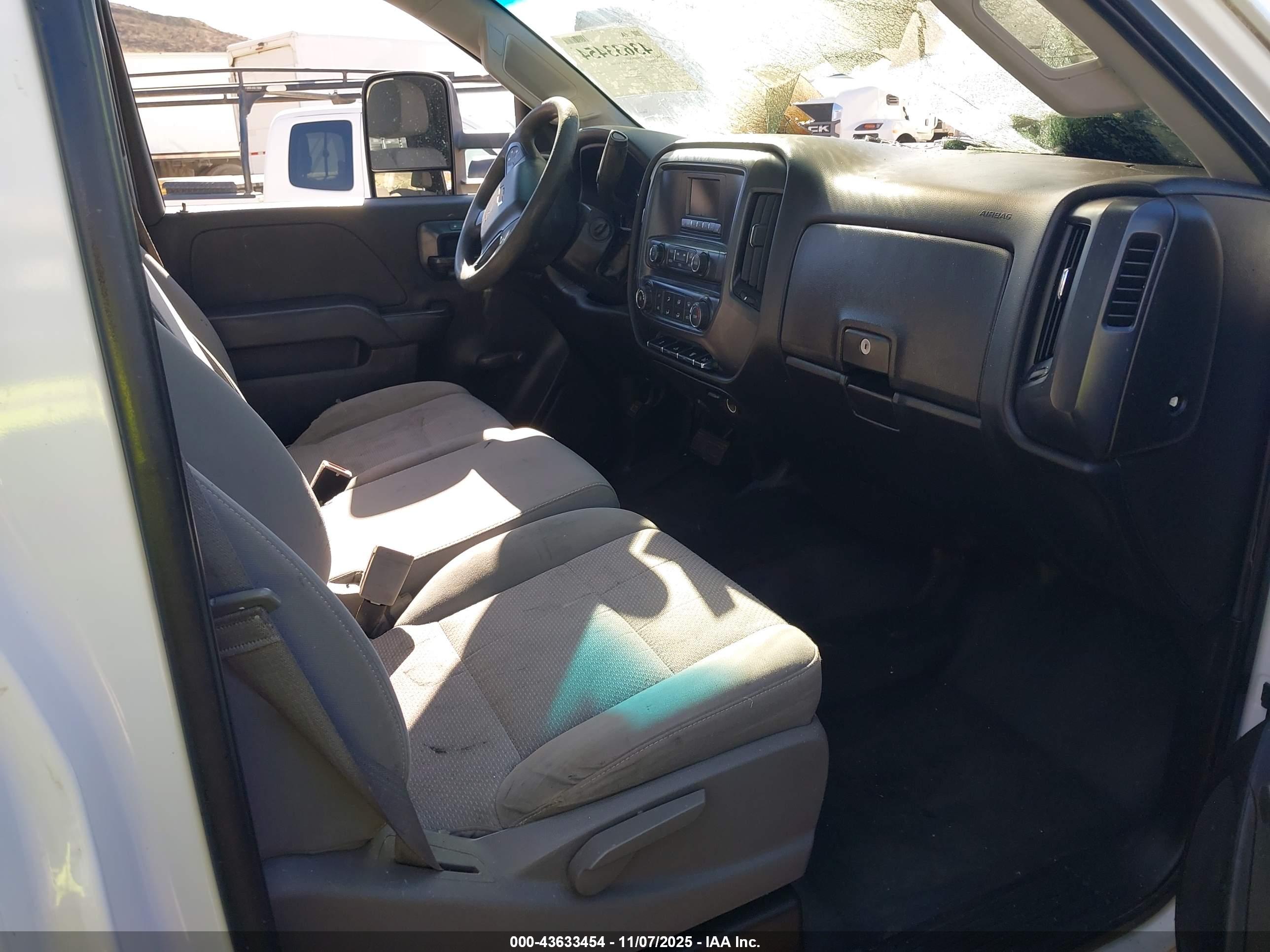 CHEVROLET SILVERADO image 5