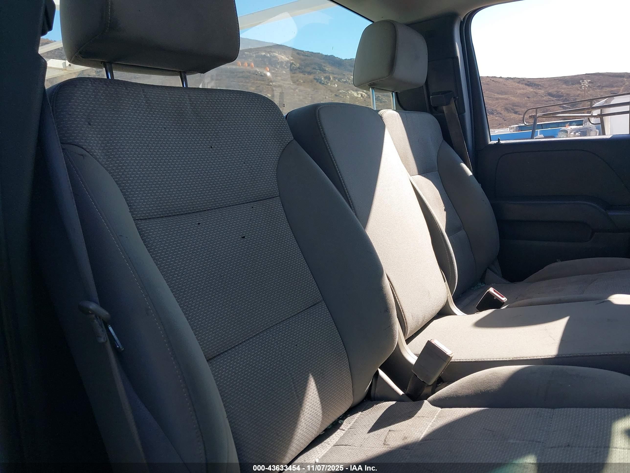 CHEVROLET SILVERADO image 7