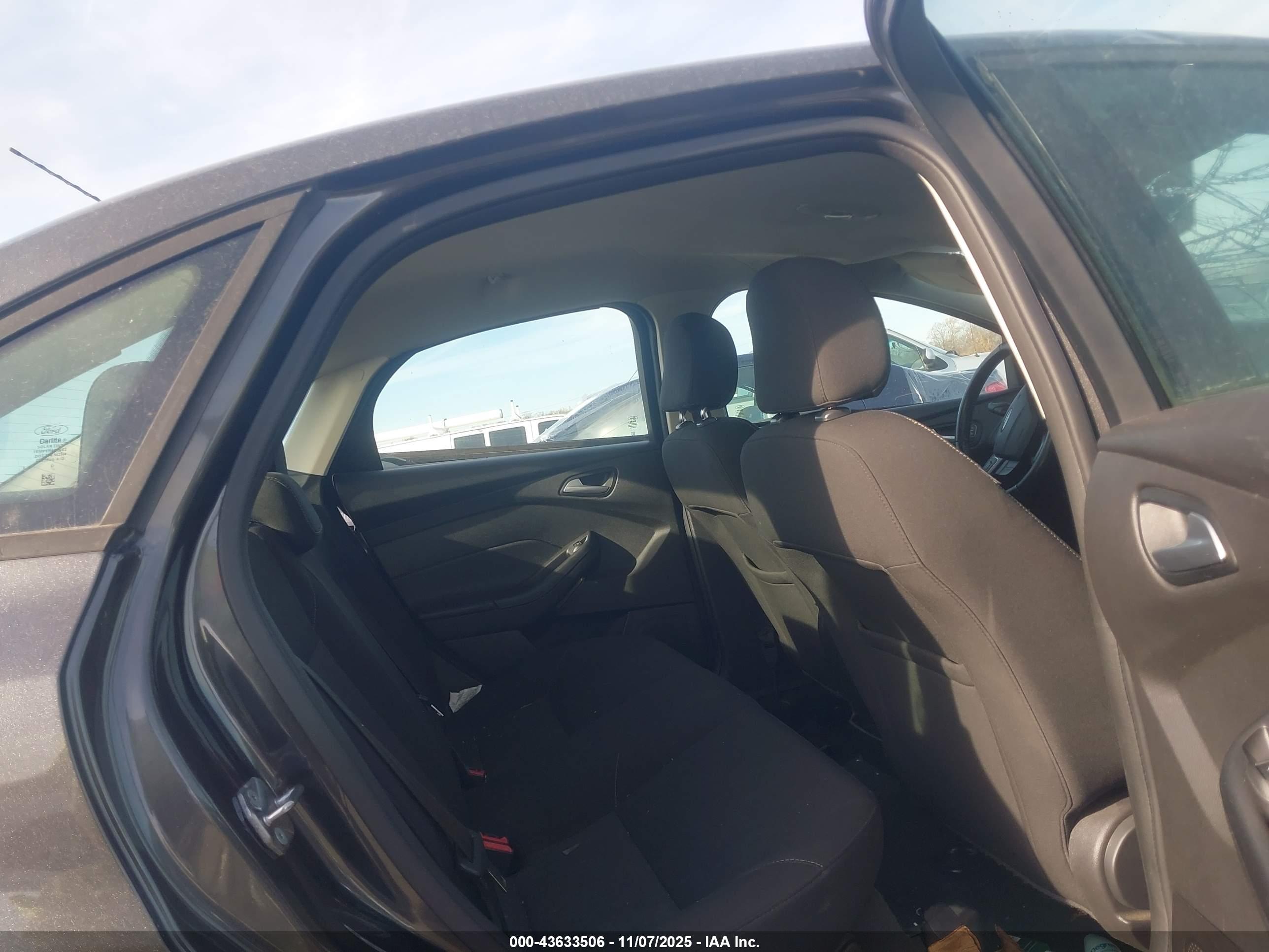 FORD FOCUS image 8