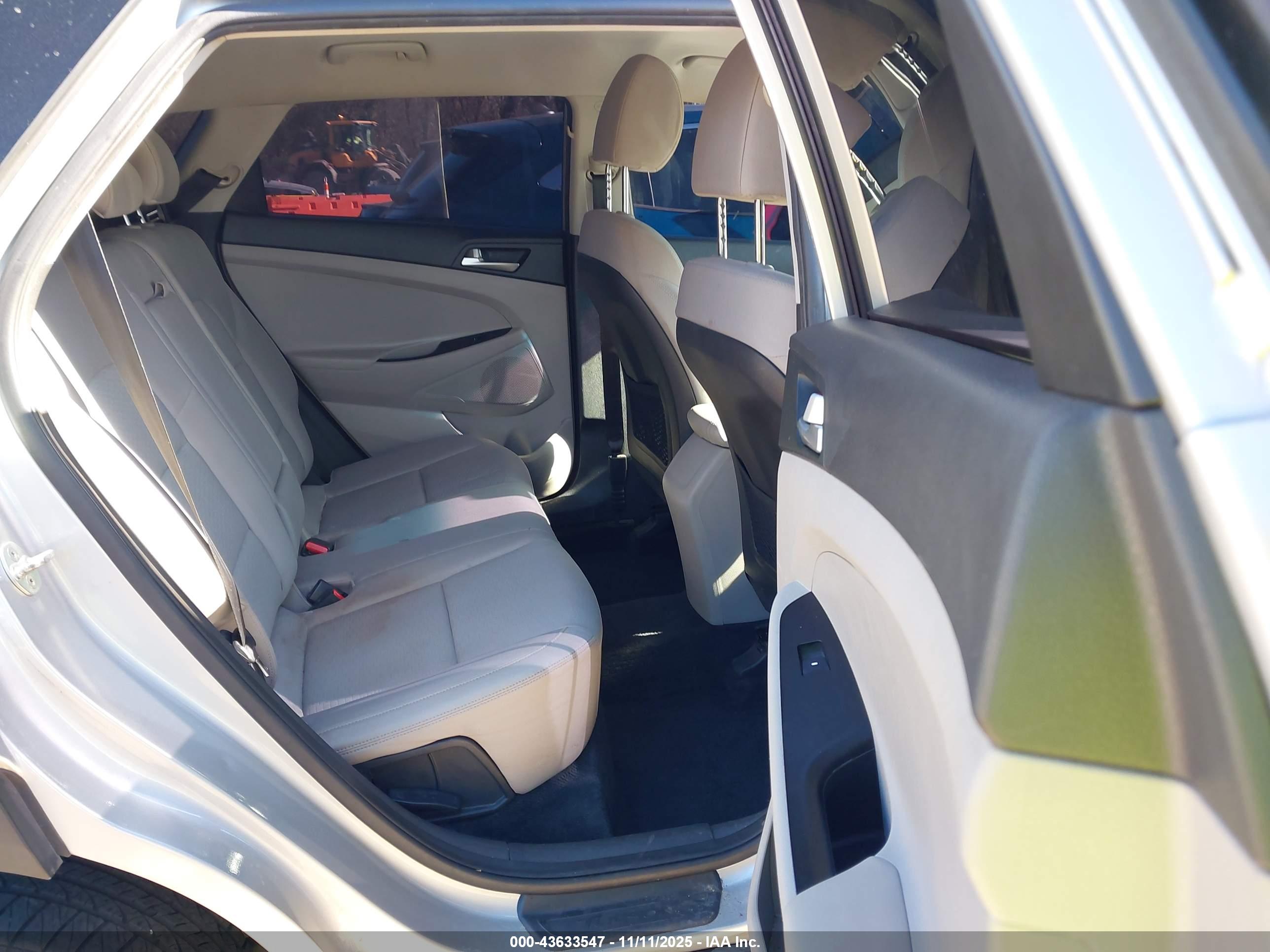 HYUNDAI TUCSON image 8