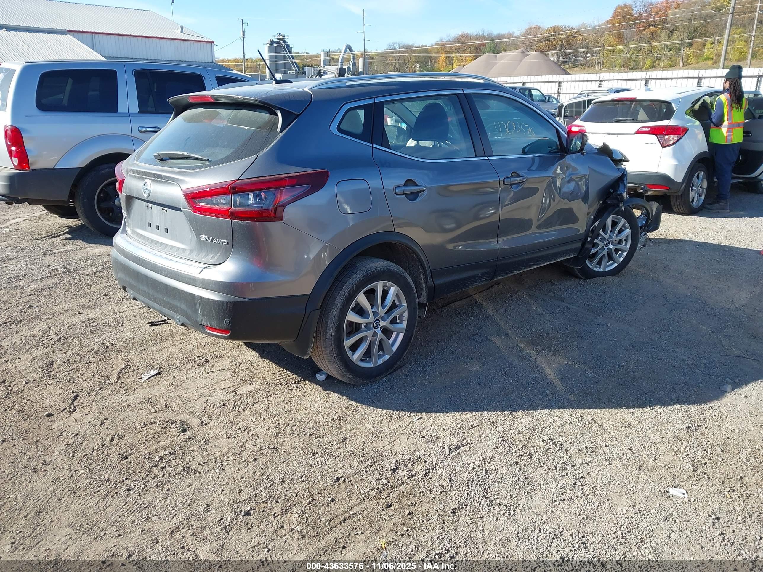 NISSAN ROGUE image 4