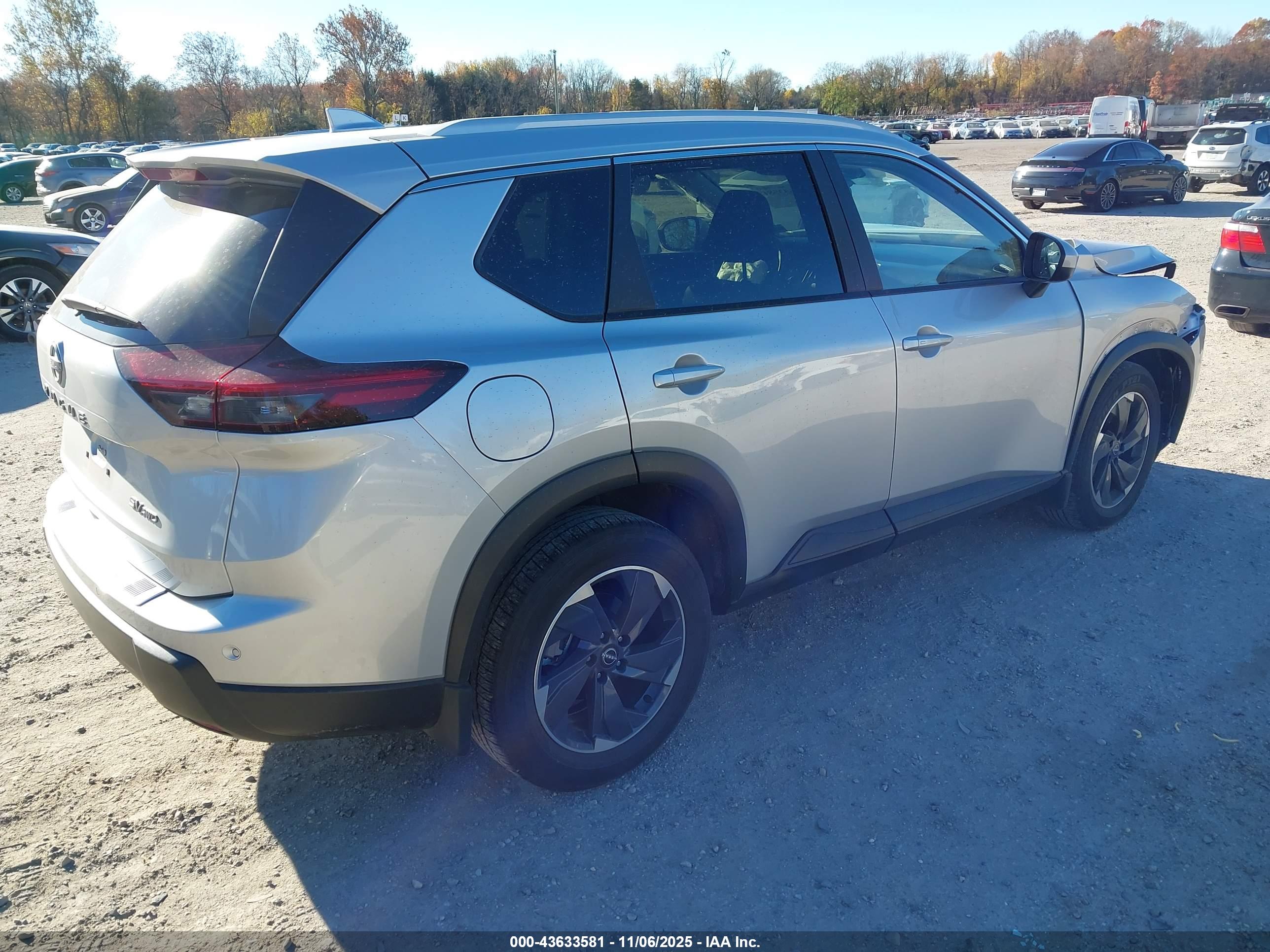 NISSAN ROGUE image 4