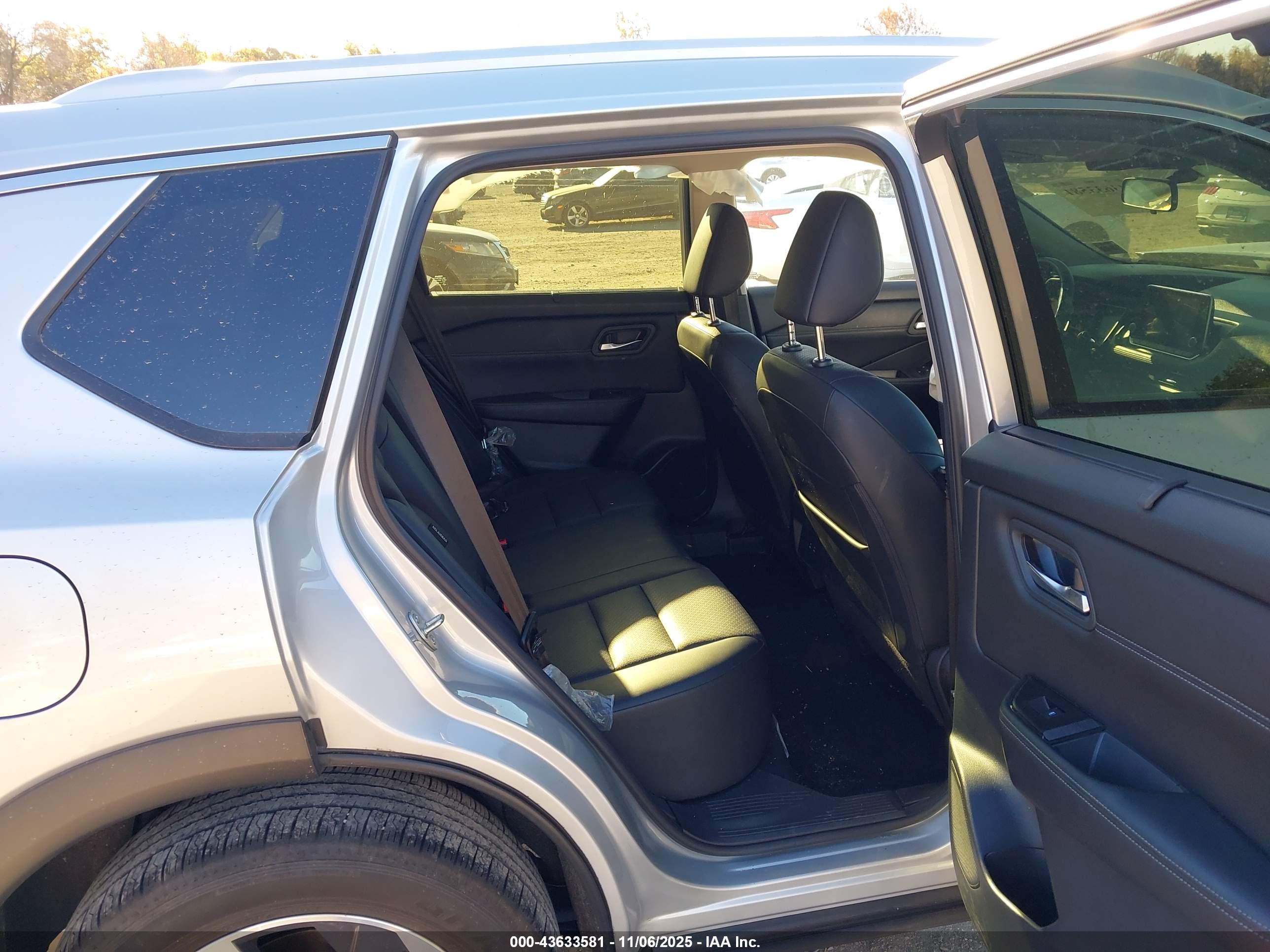 NISSAN ROGUE image 8