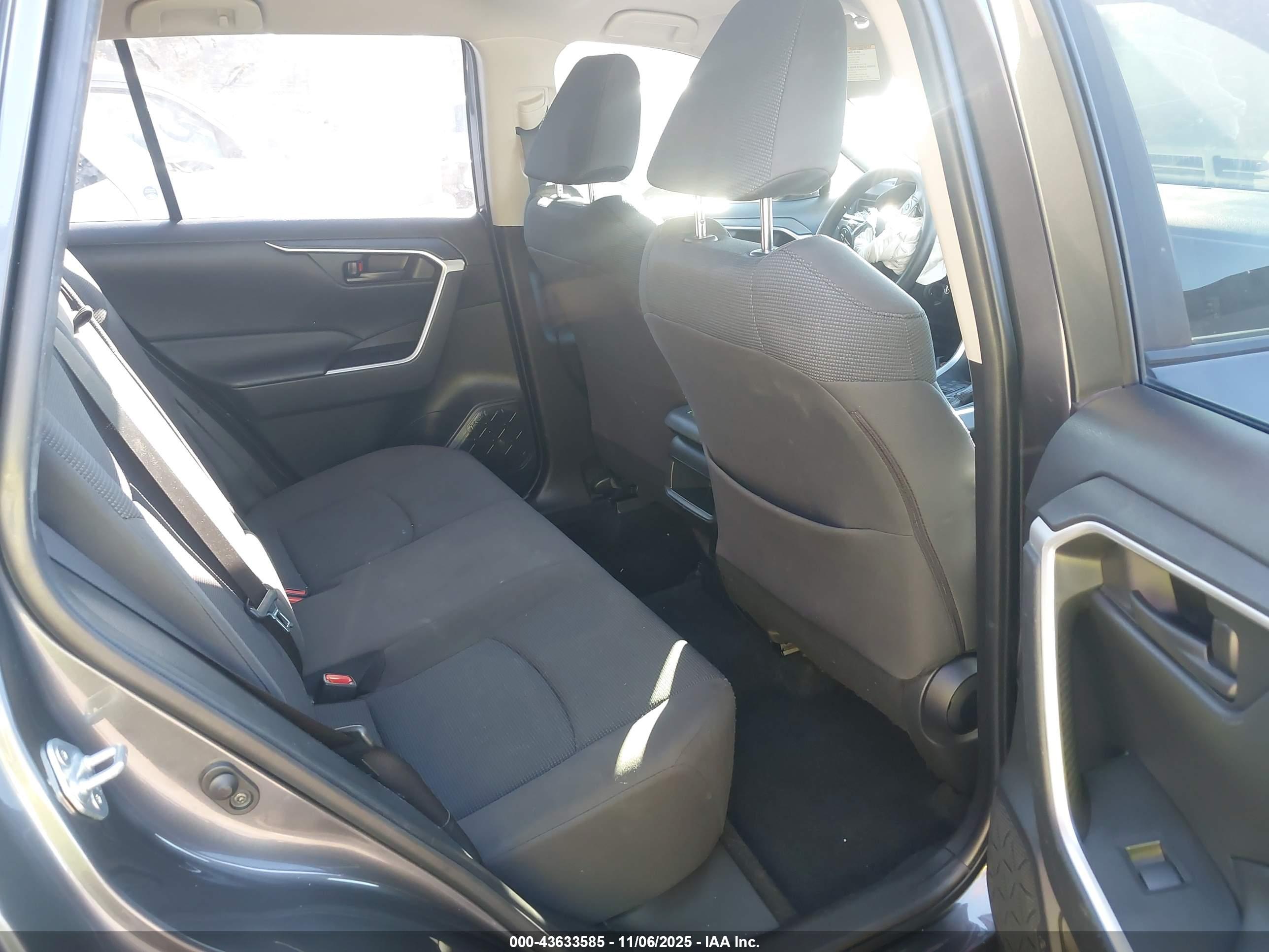 TOYOTA RAV4 image 8