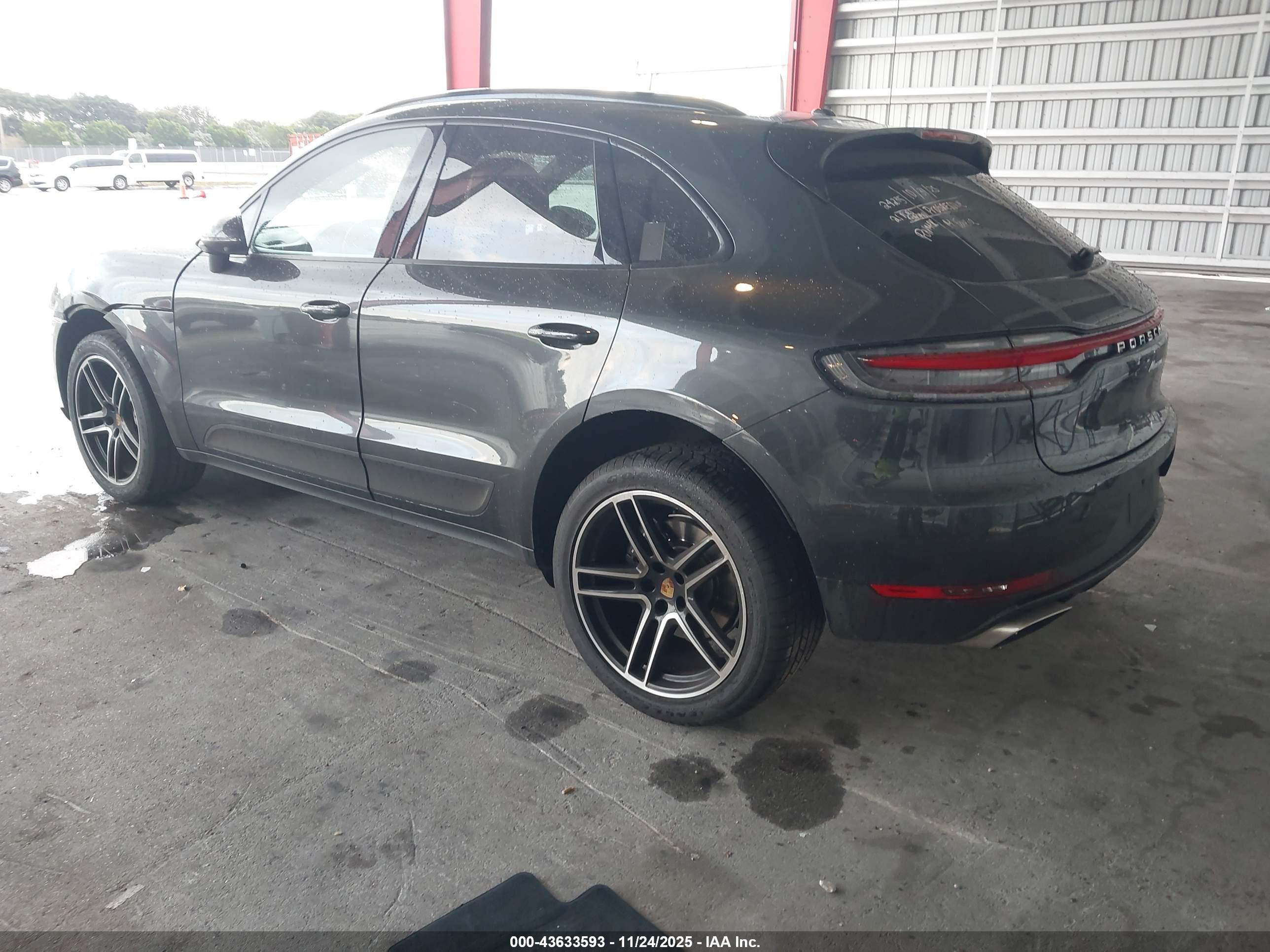 PORSCHE MACAN image 3