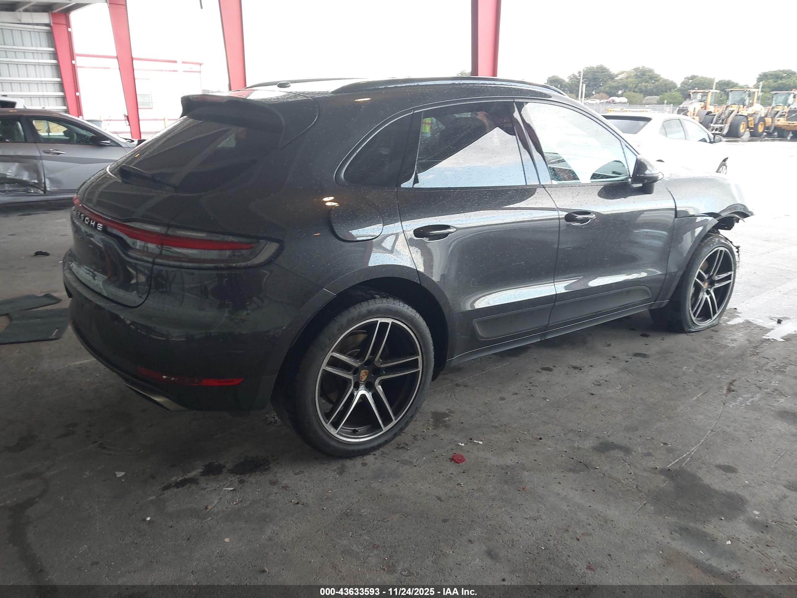 PORSCHE MACAN image 4