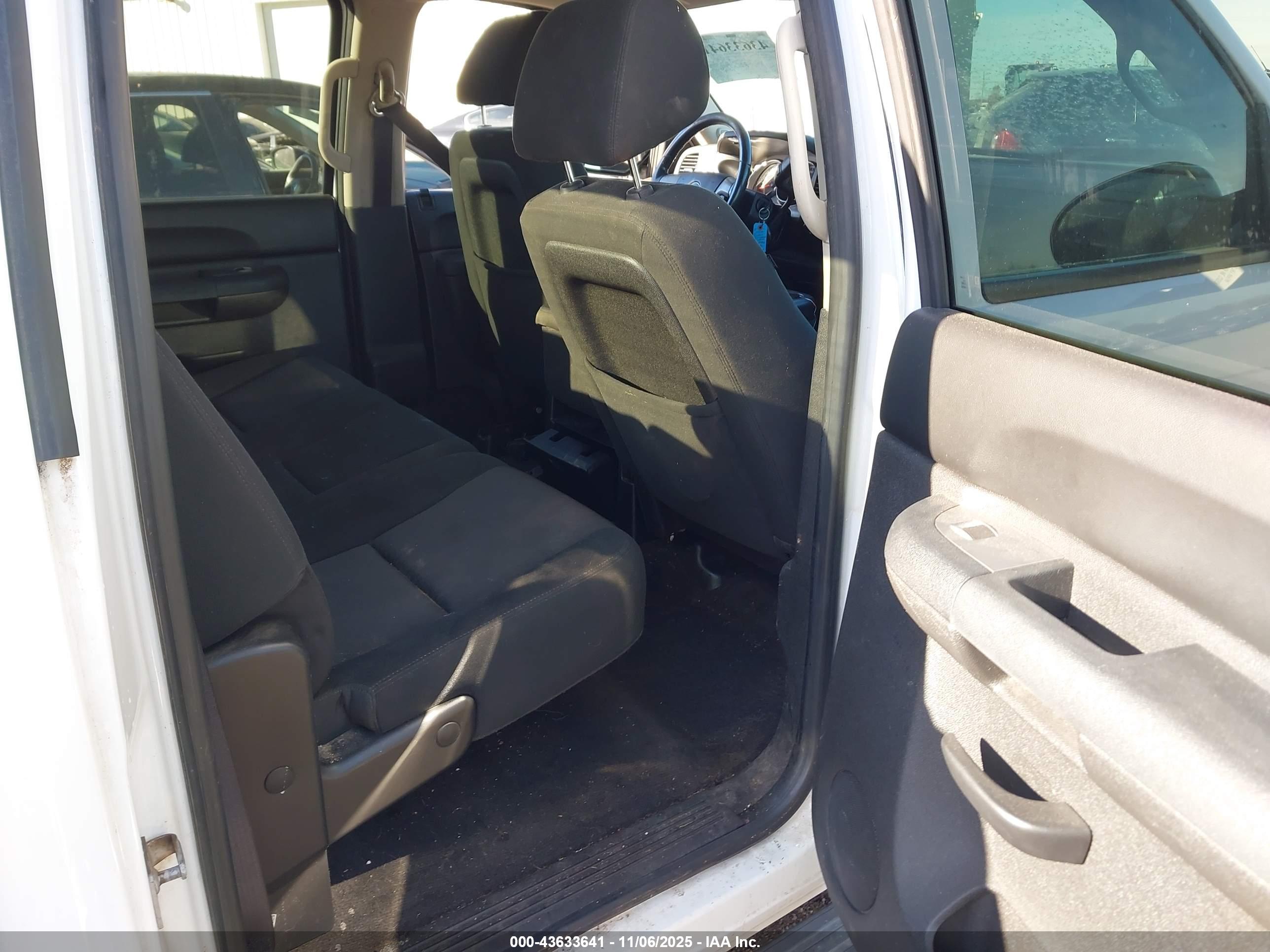 CHEVROLET SILVERADO image 8