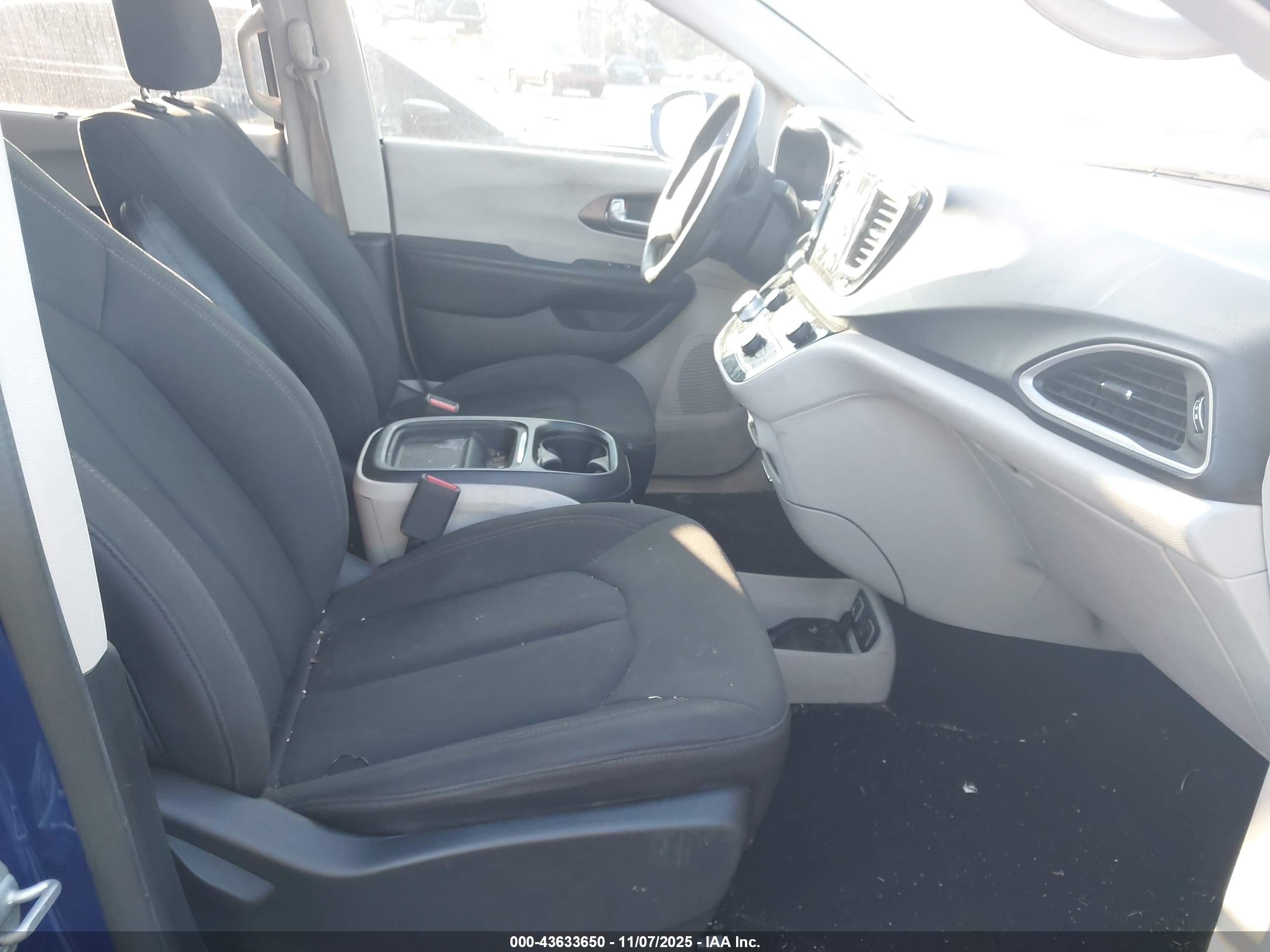 CHRYSLER PACIFICA image 5