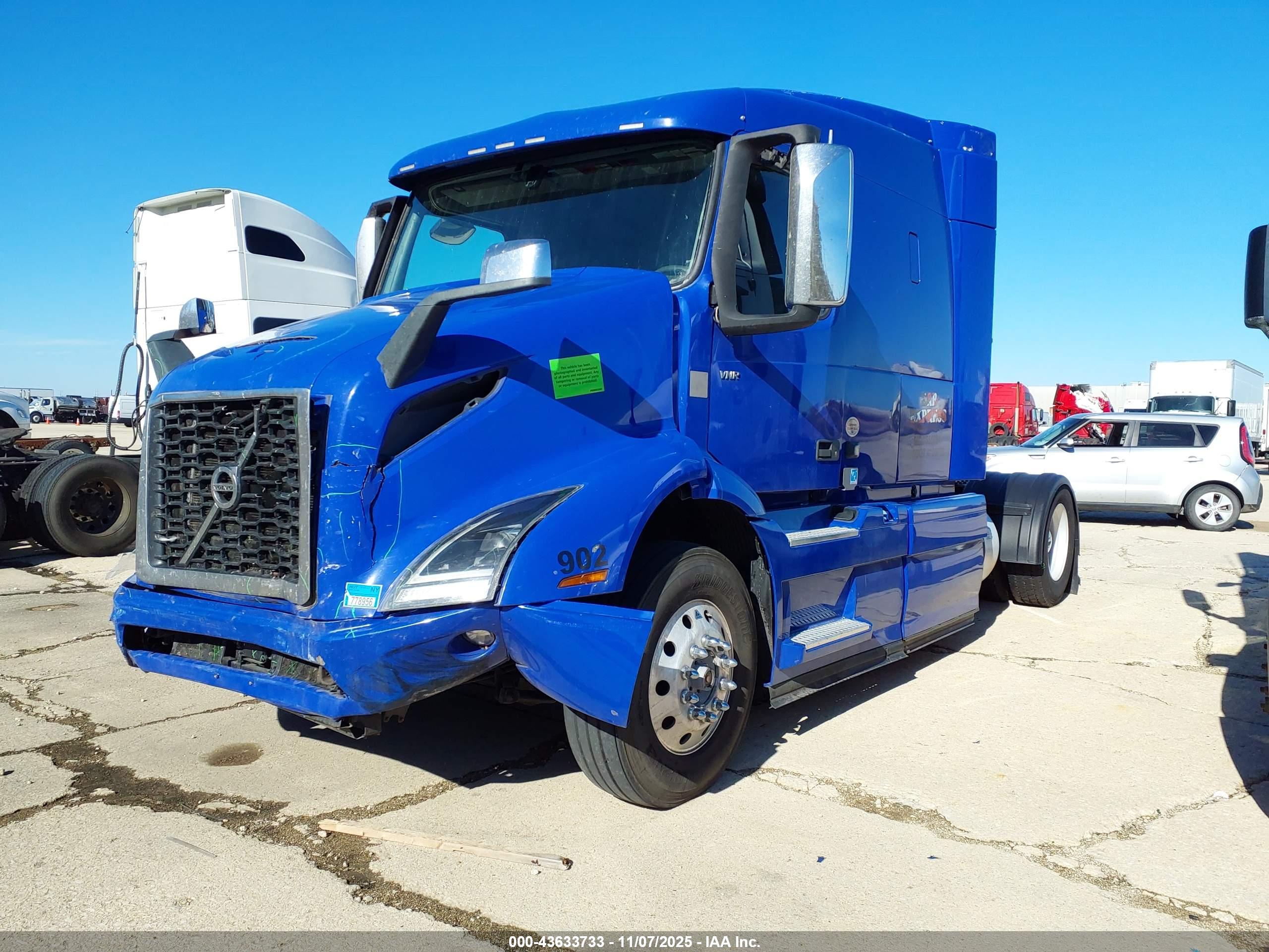 VOLVO VNR image 2