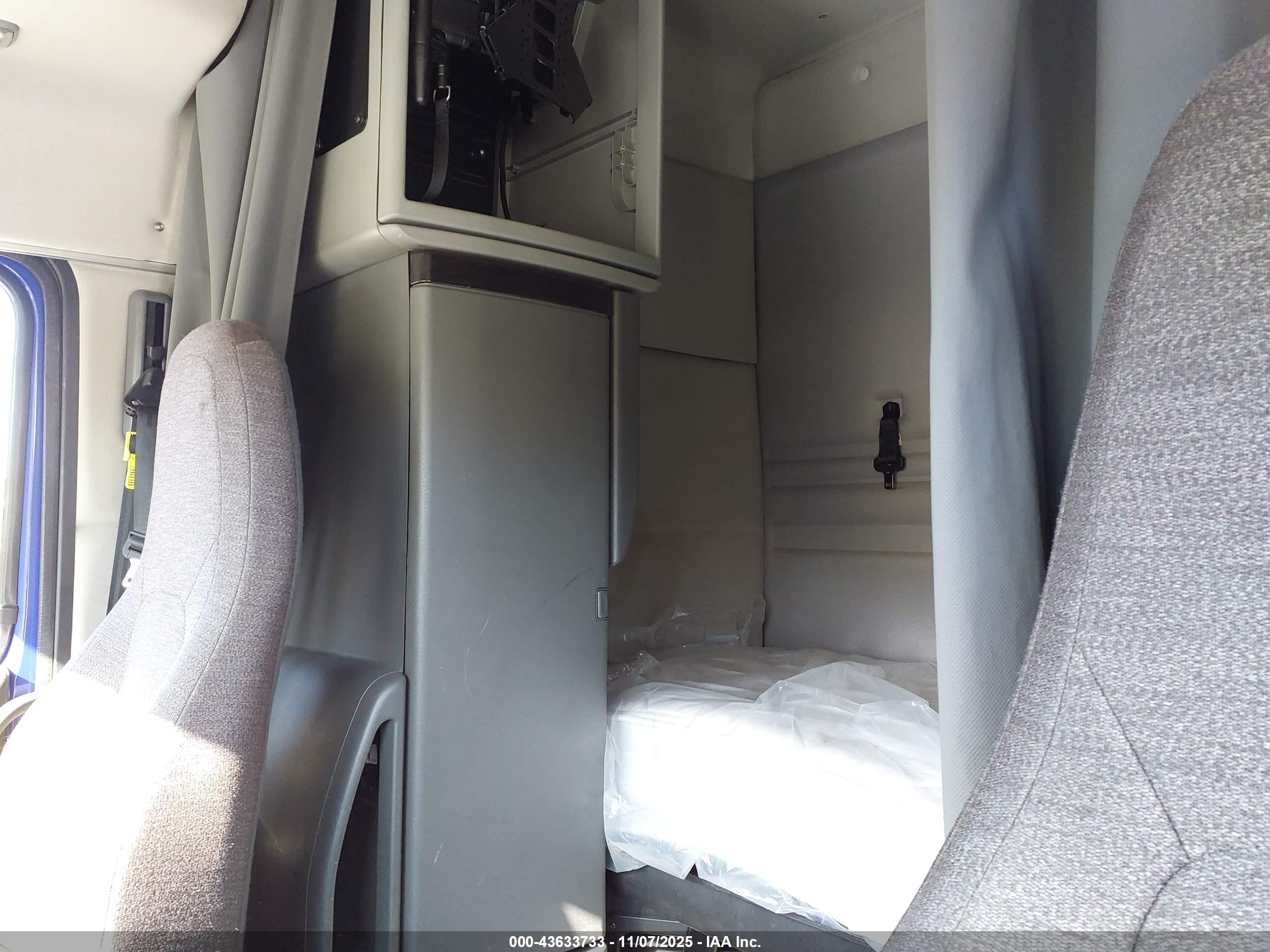 VOLVO VNR image 7