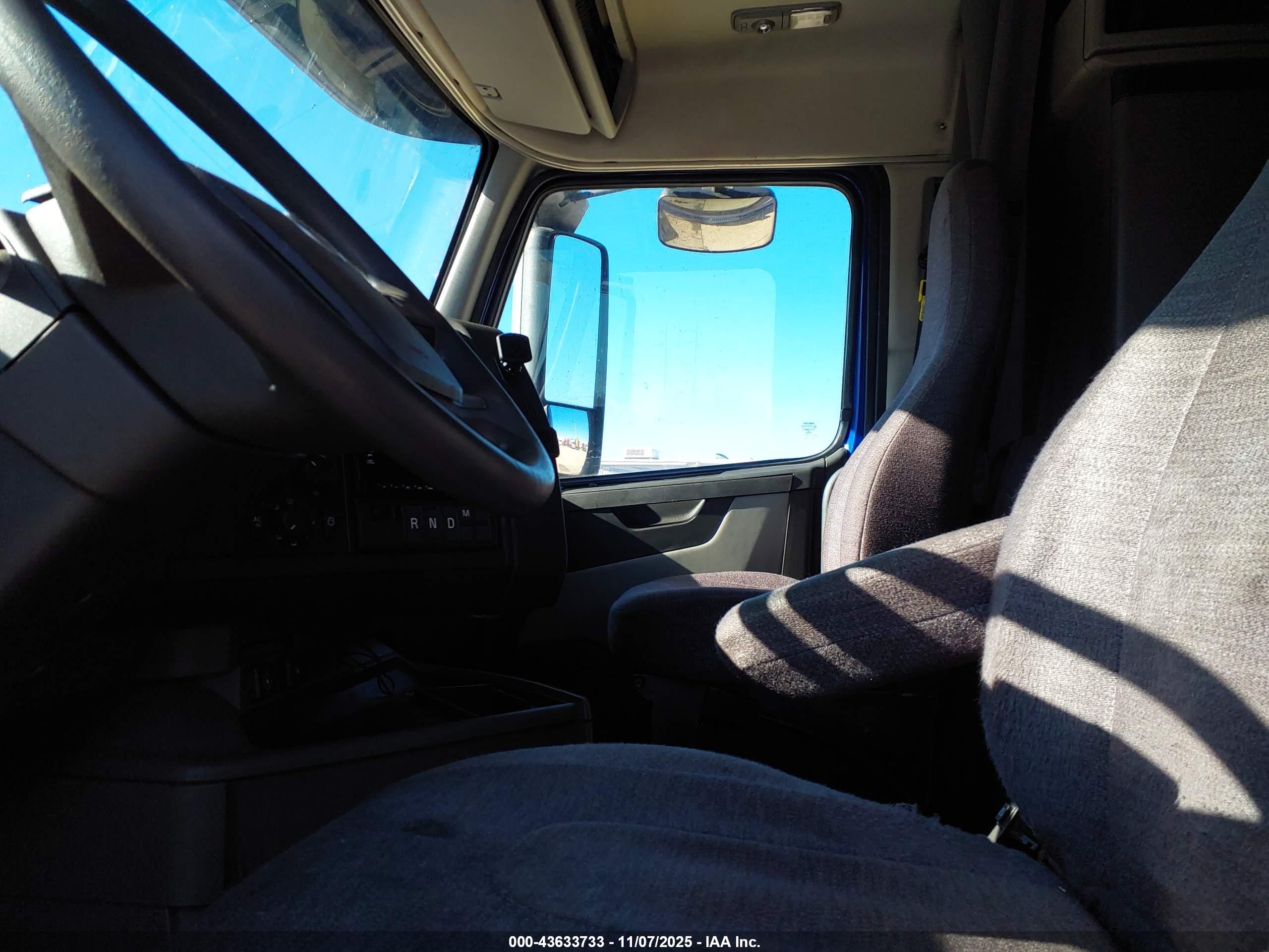 VOLVO VNR image 8