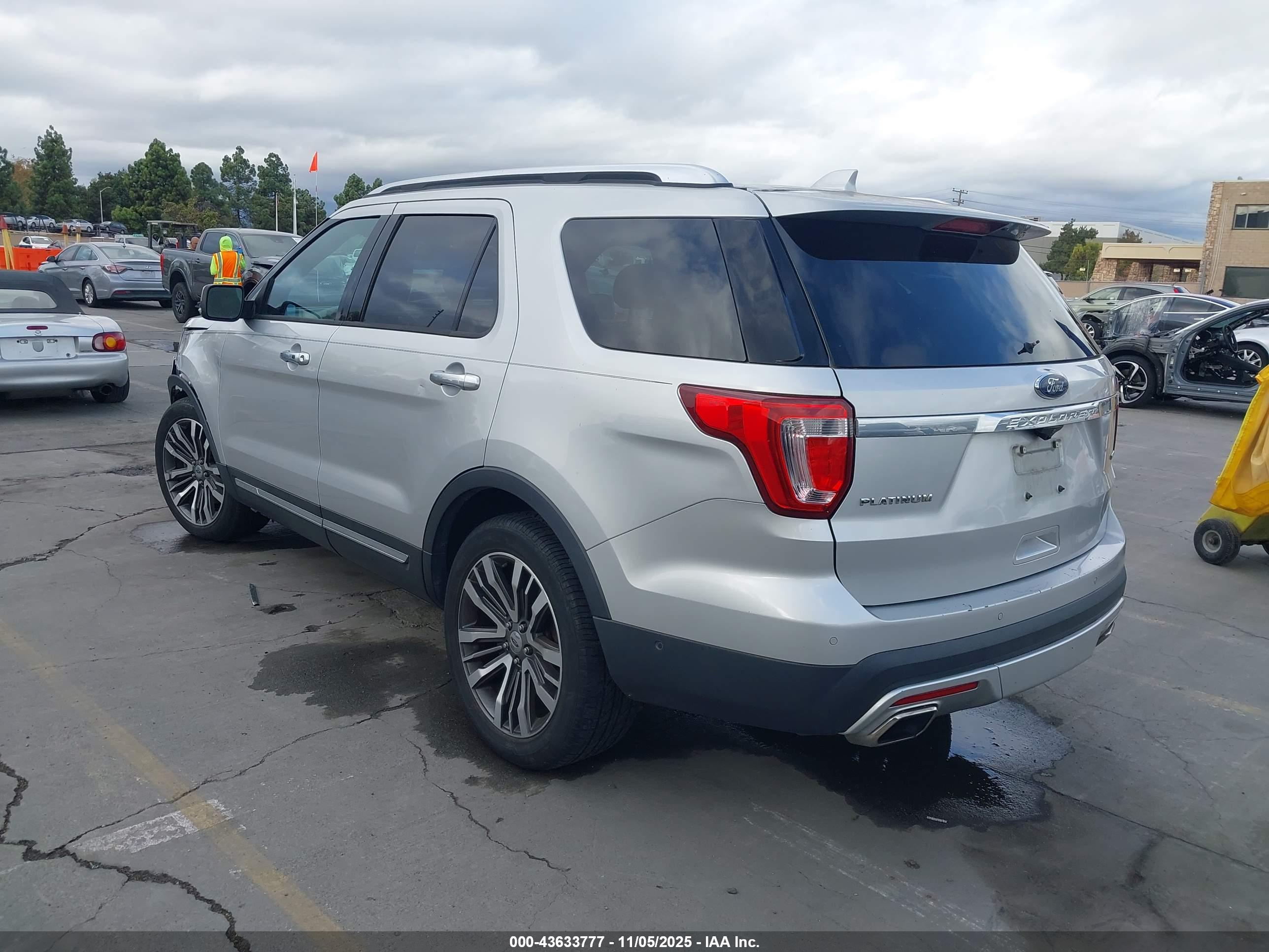FORD EXPLORER image 3