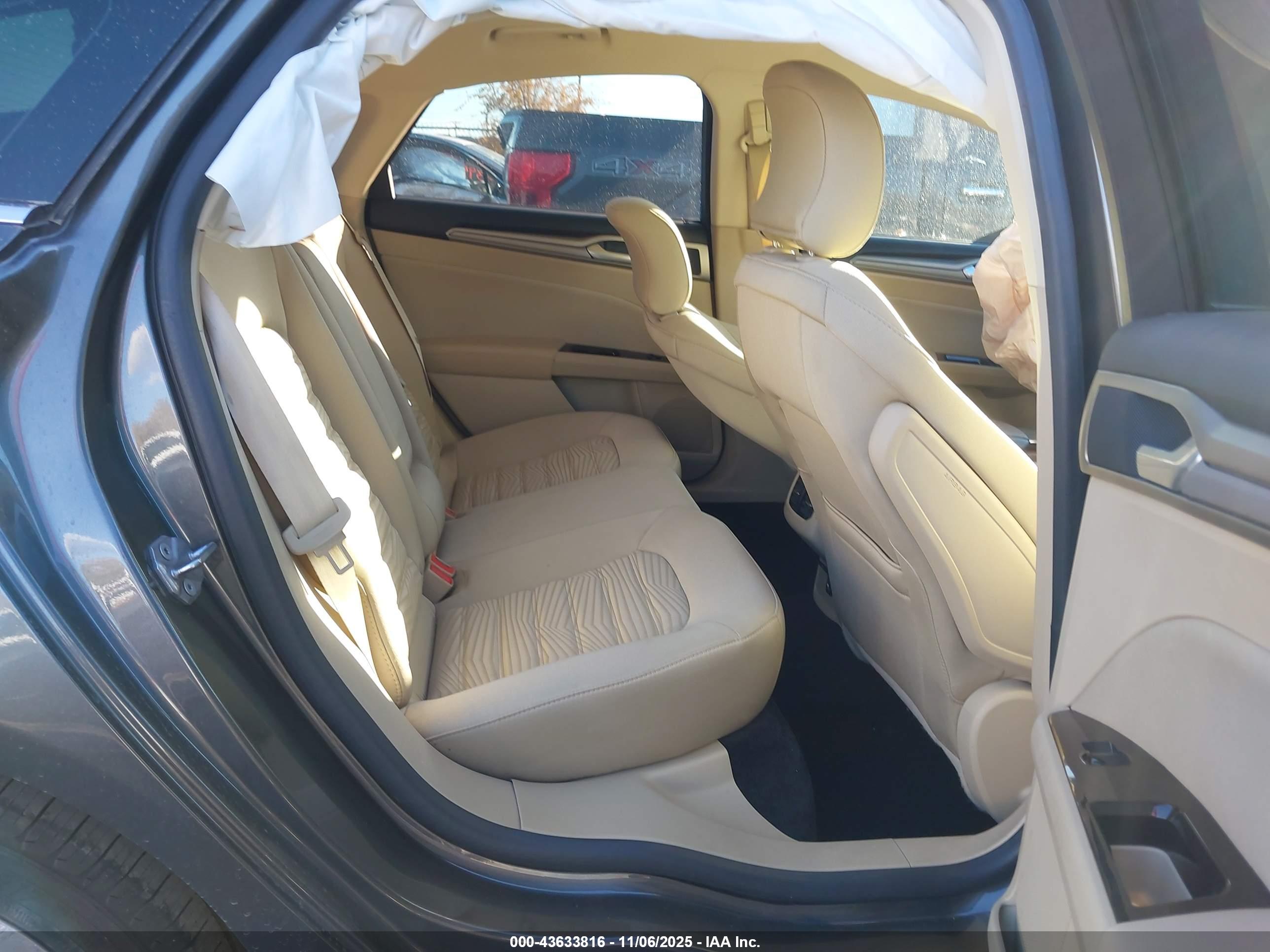 FORD FUSION image 8