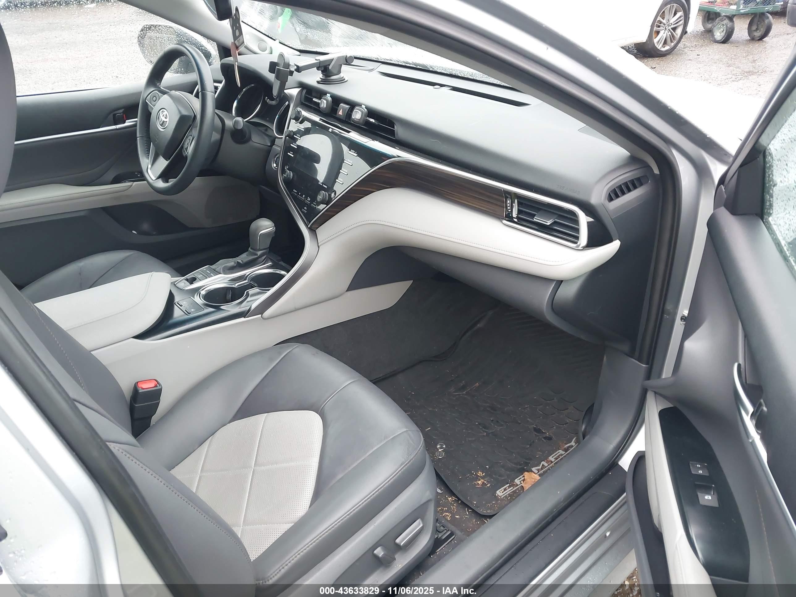 TOYOTA CAMRY image 5
