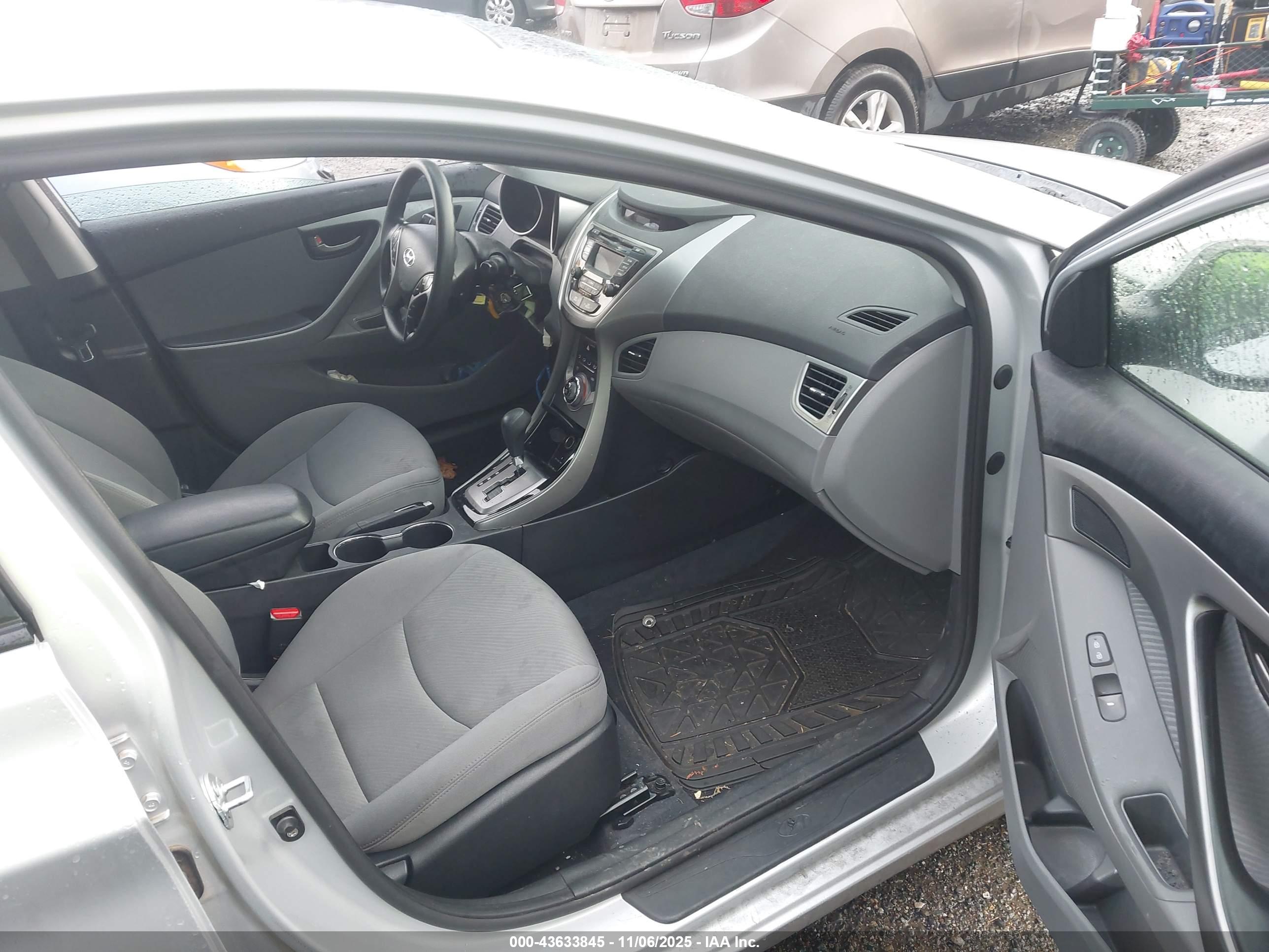 HYUNDAI ELANTRA image 5
