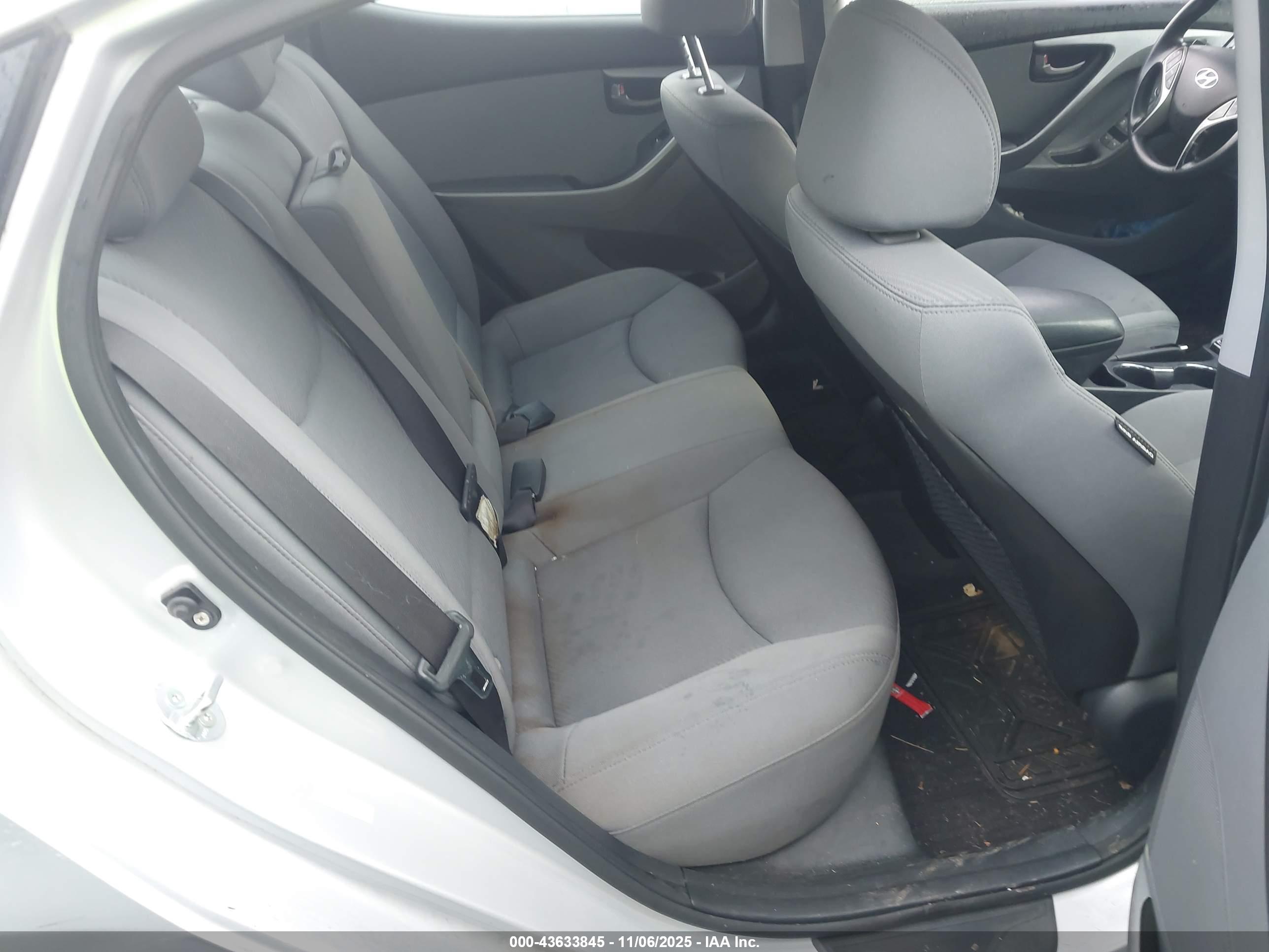 HYUNDAI ELANTRA image 8