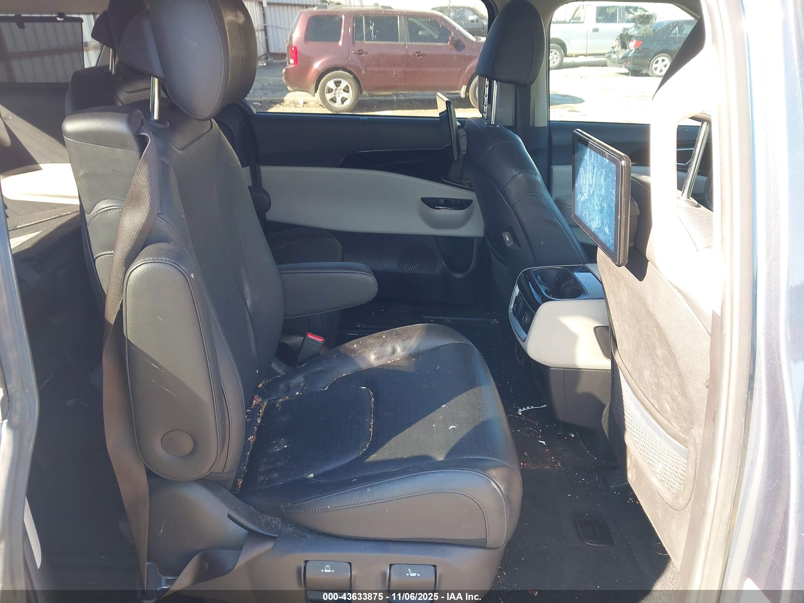 KIA CARNIVAL image 8