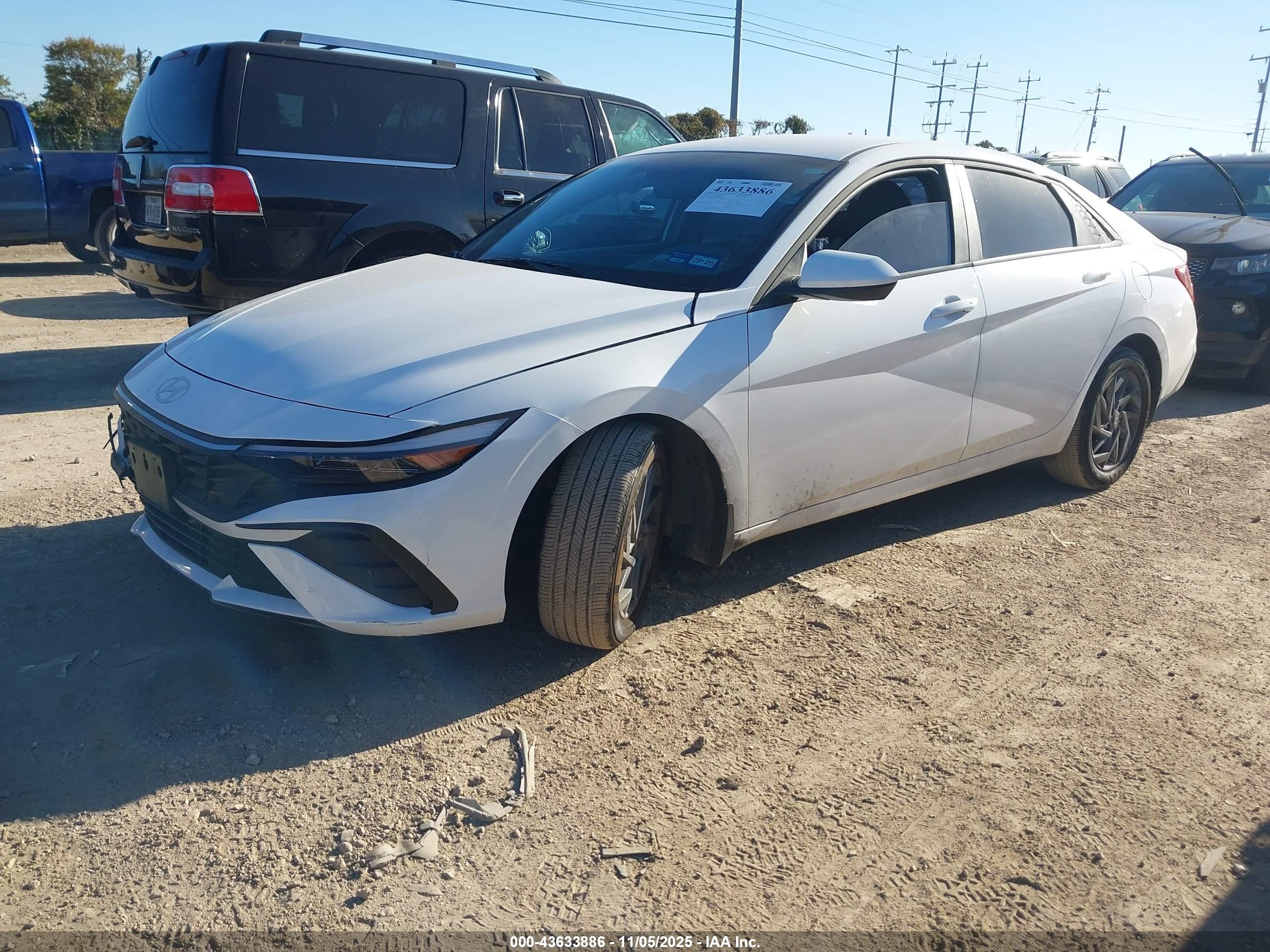 HYUNDAI ELANTRA image 2