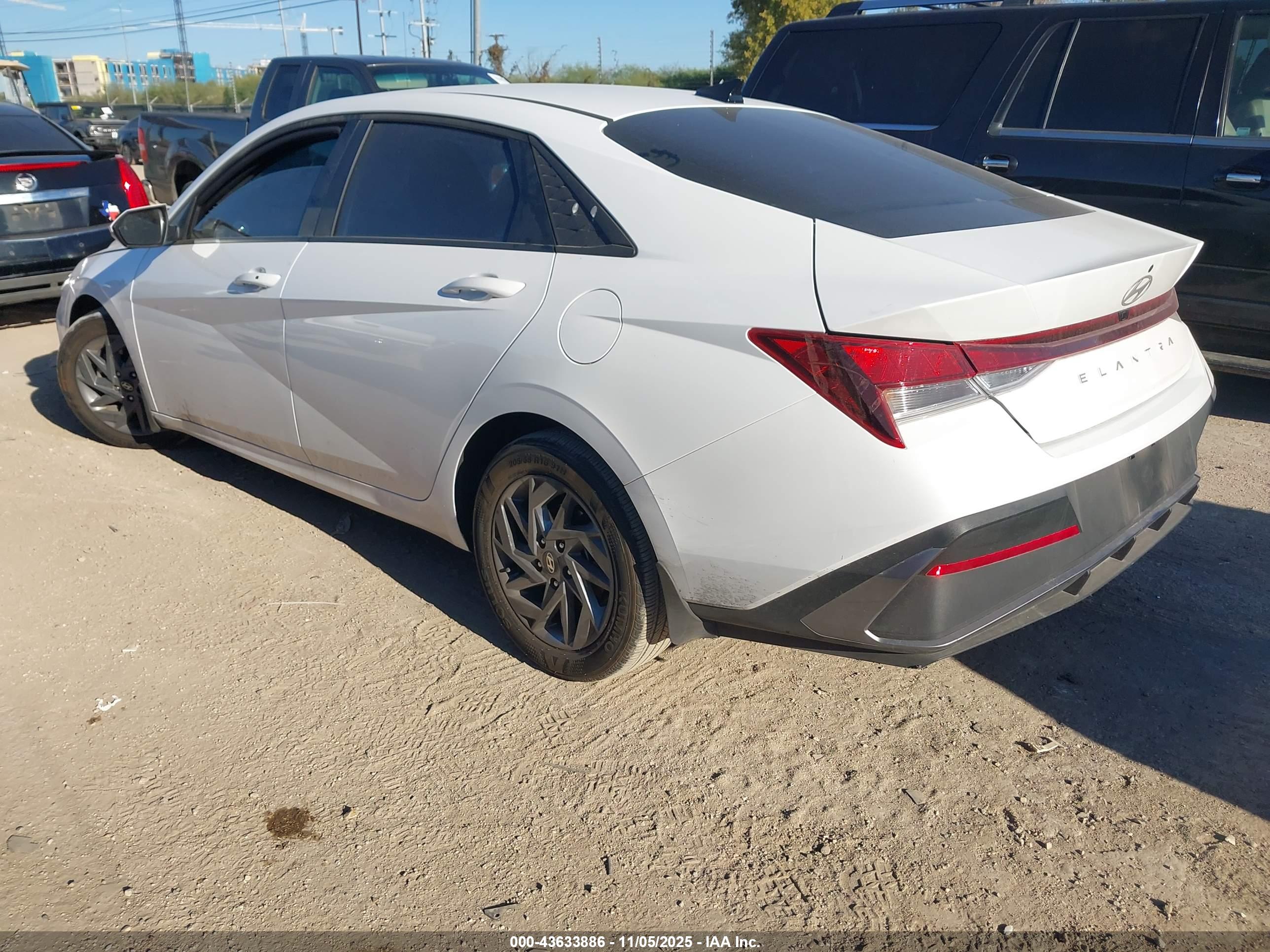 HYUNDAI ELANTRA image 3