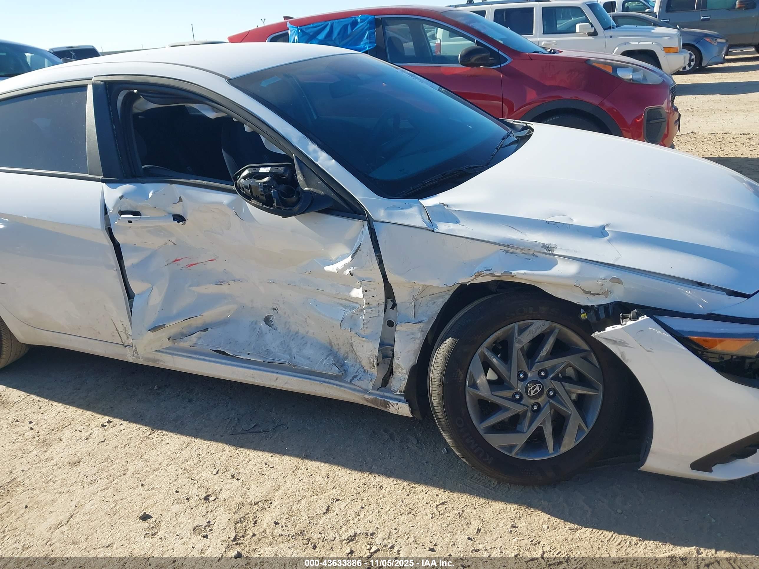 HYUNDAI ELANTRA image 6