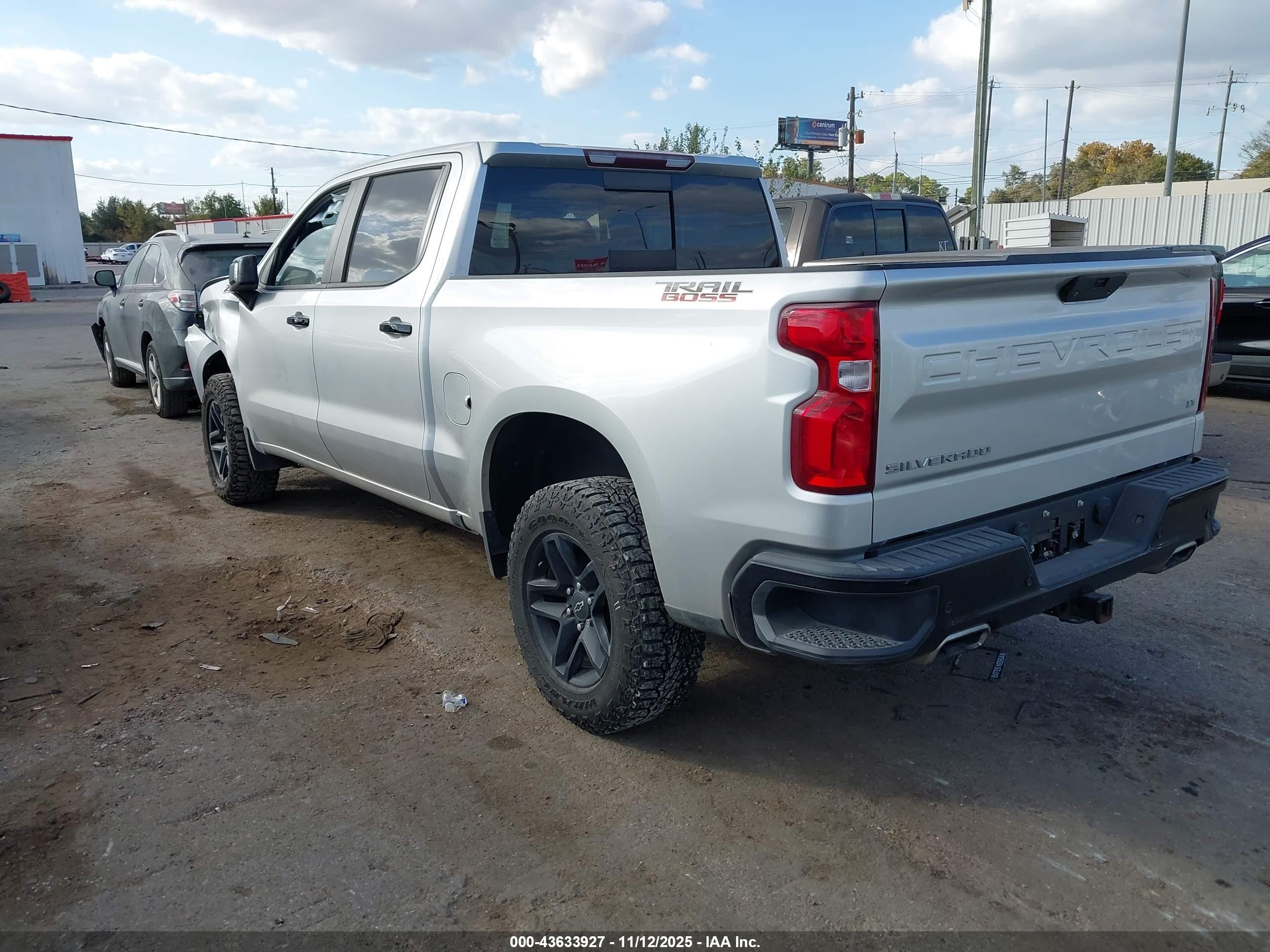 CHEVROLET SILVERADO image 3