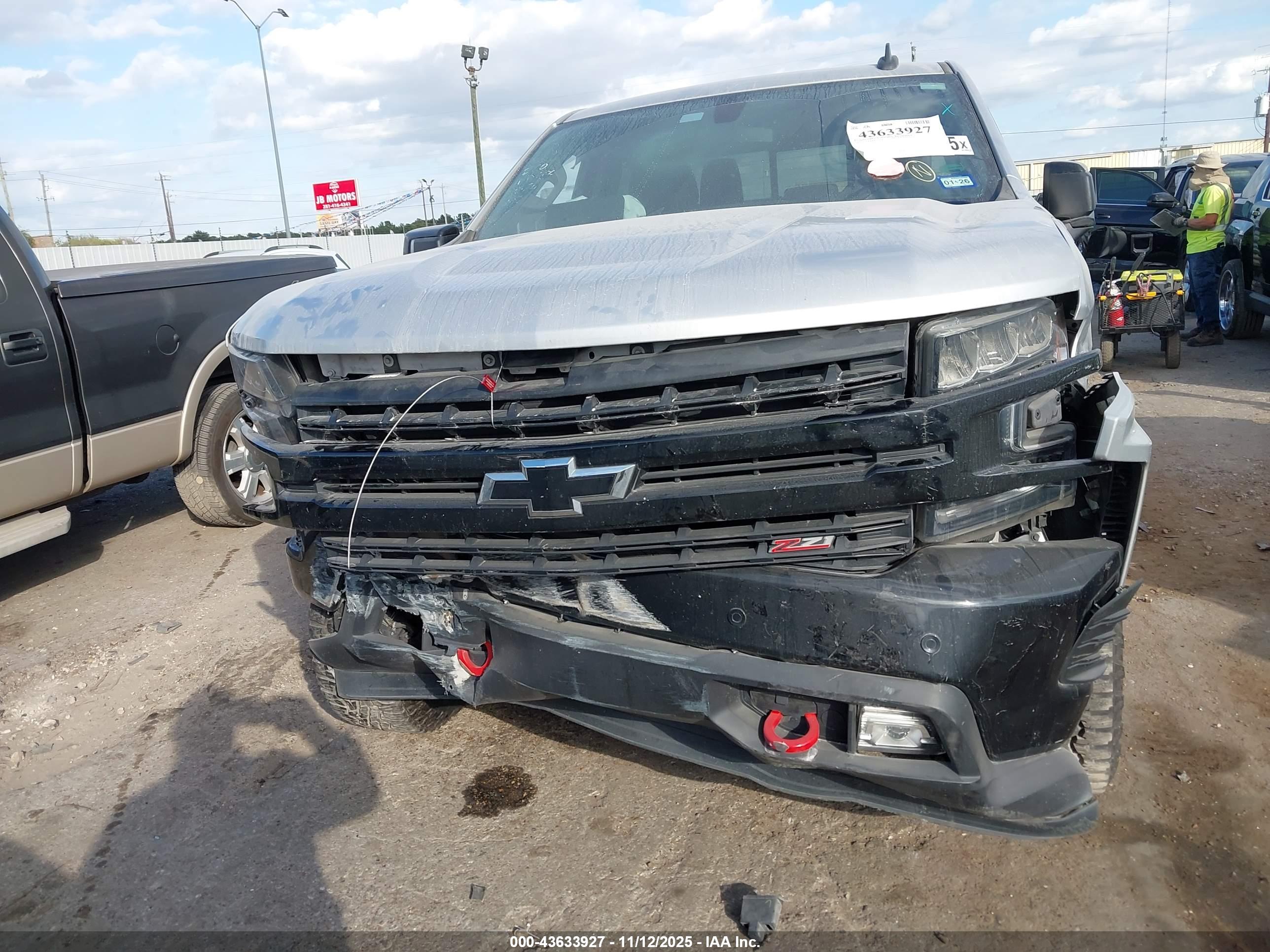 CHEVROLET SILVERADO image 6