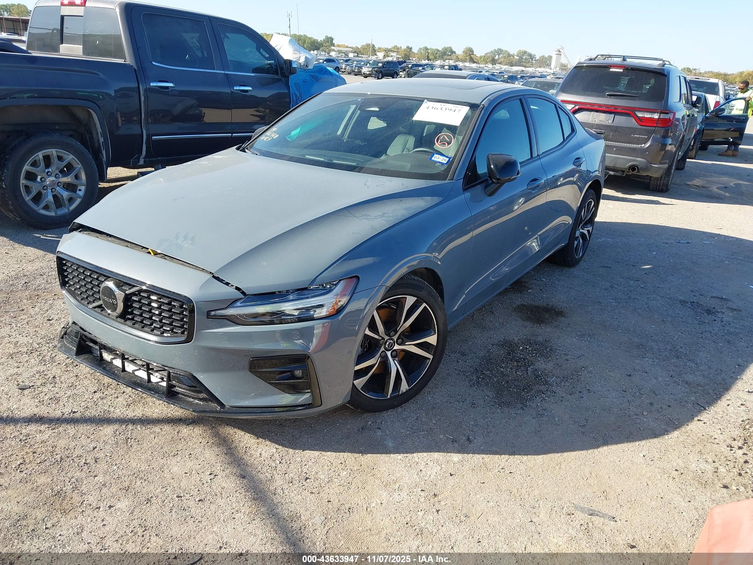 VOLVO S60 image 2