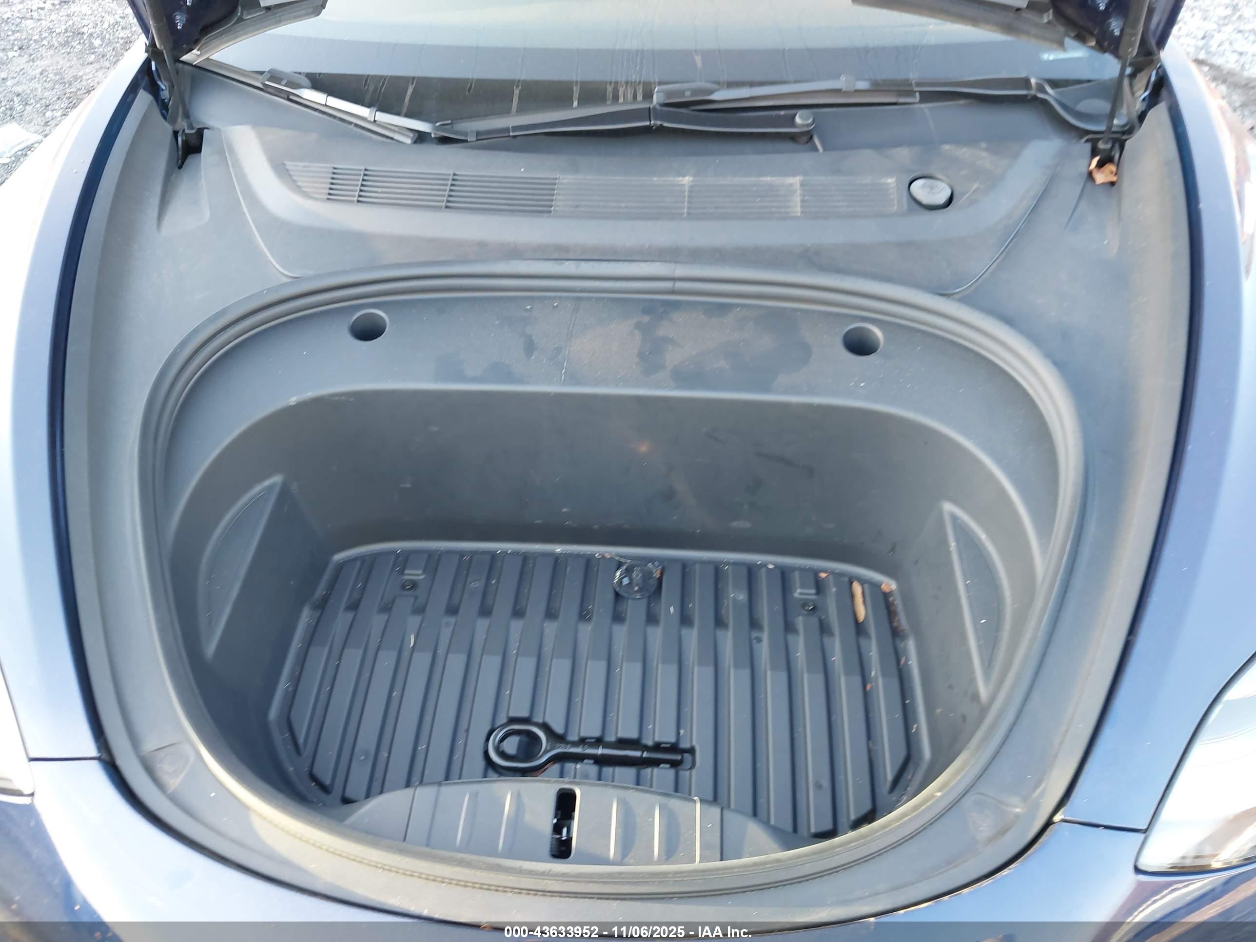 TESLA MODEL image 10