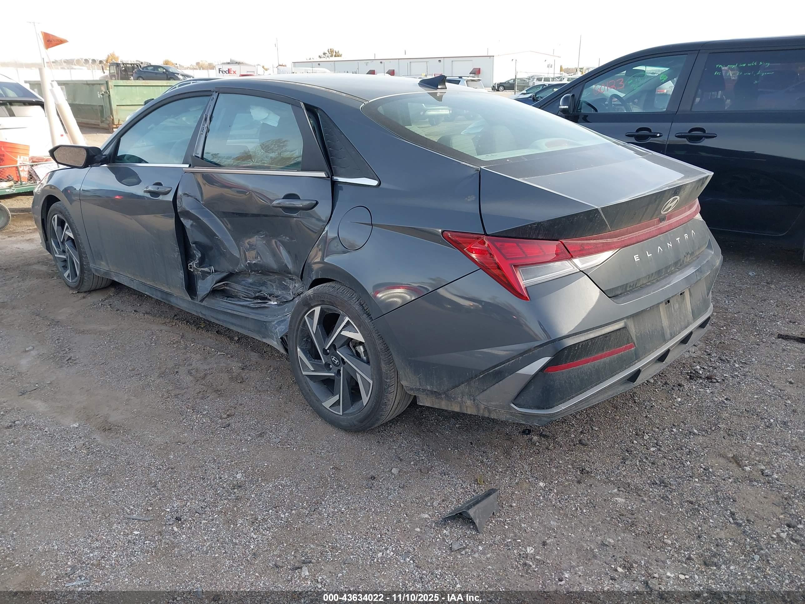 HYUNDAI ELANTRA image 3