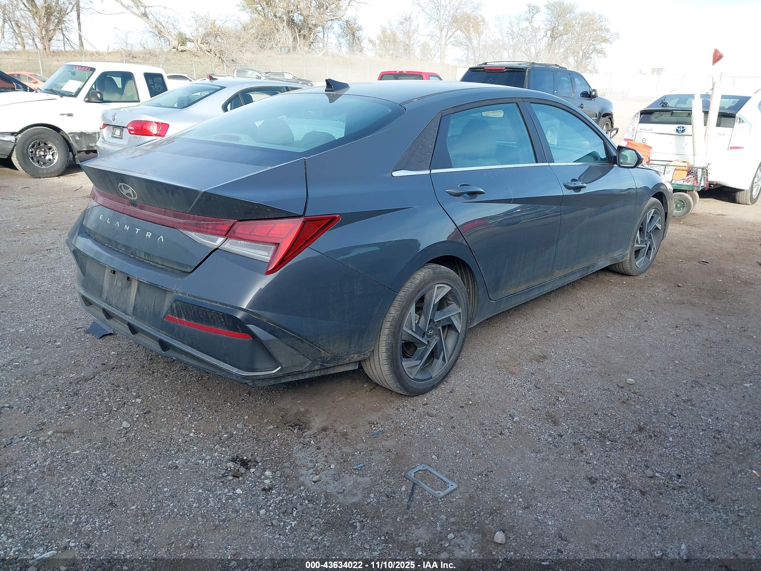 HYUNDAI ELANTRA image 4