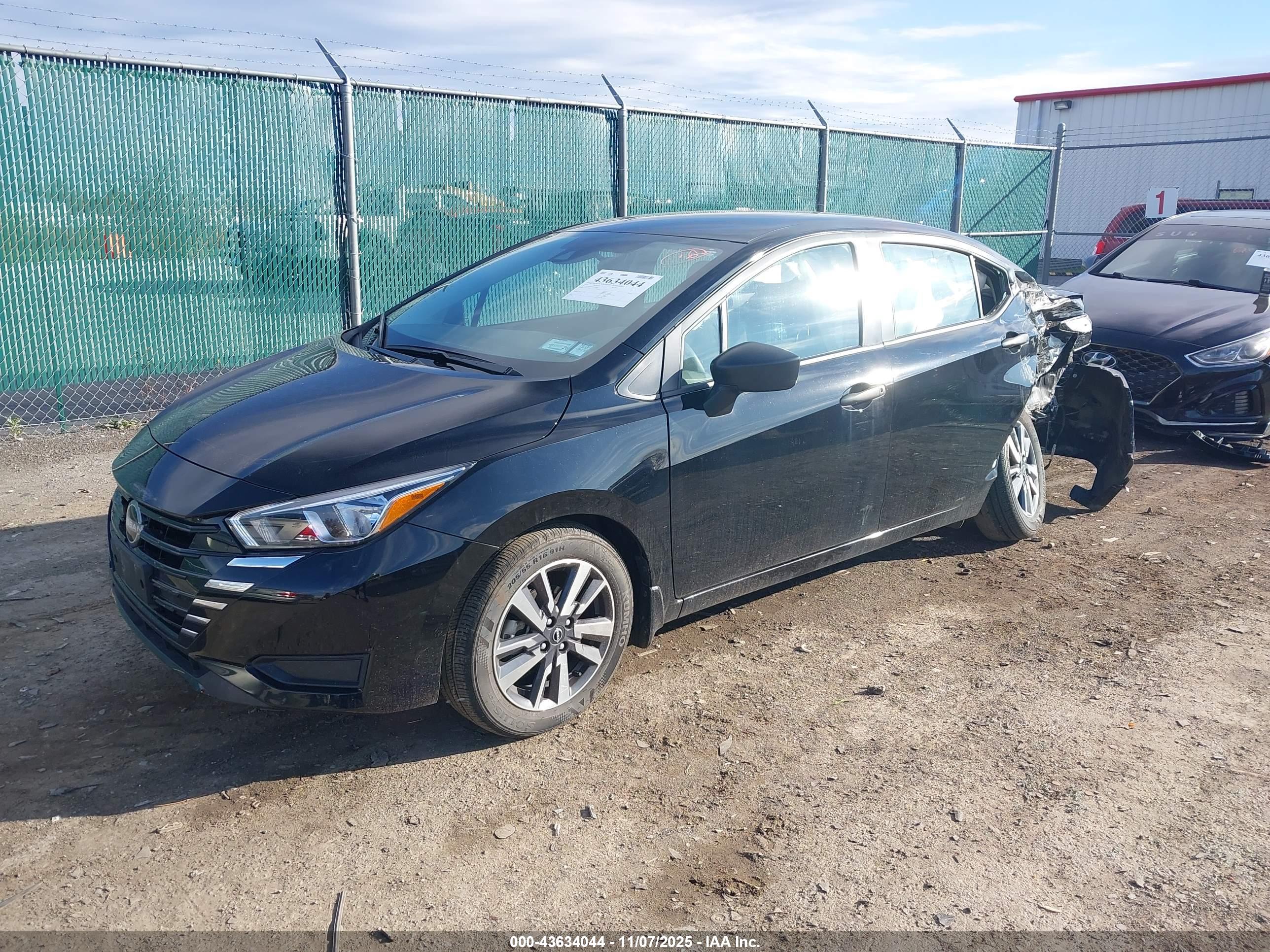 NISSAN VERSA image 2