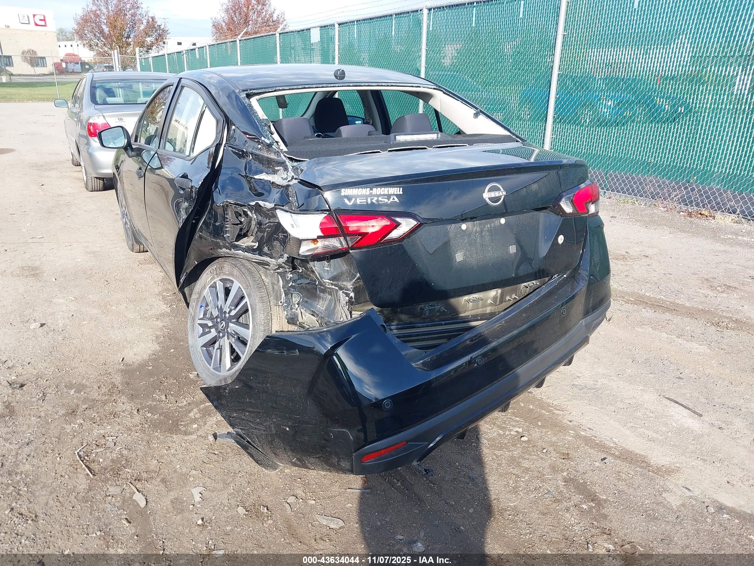 NISSAN VERSA image 6
