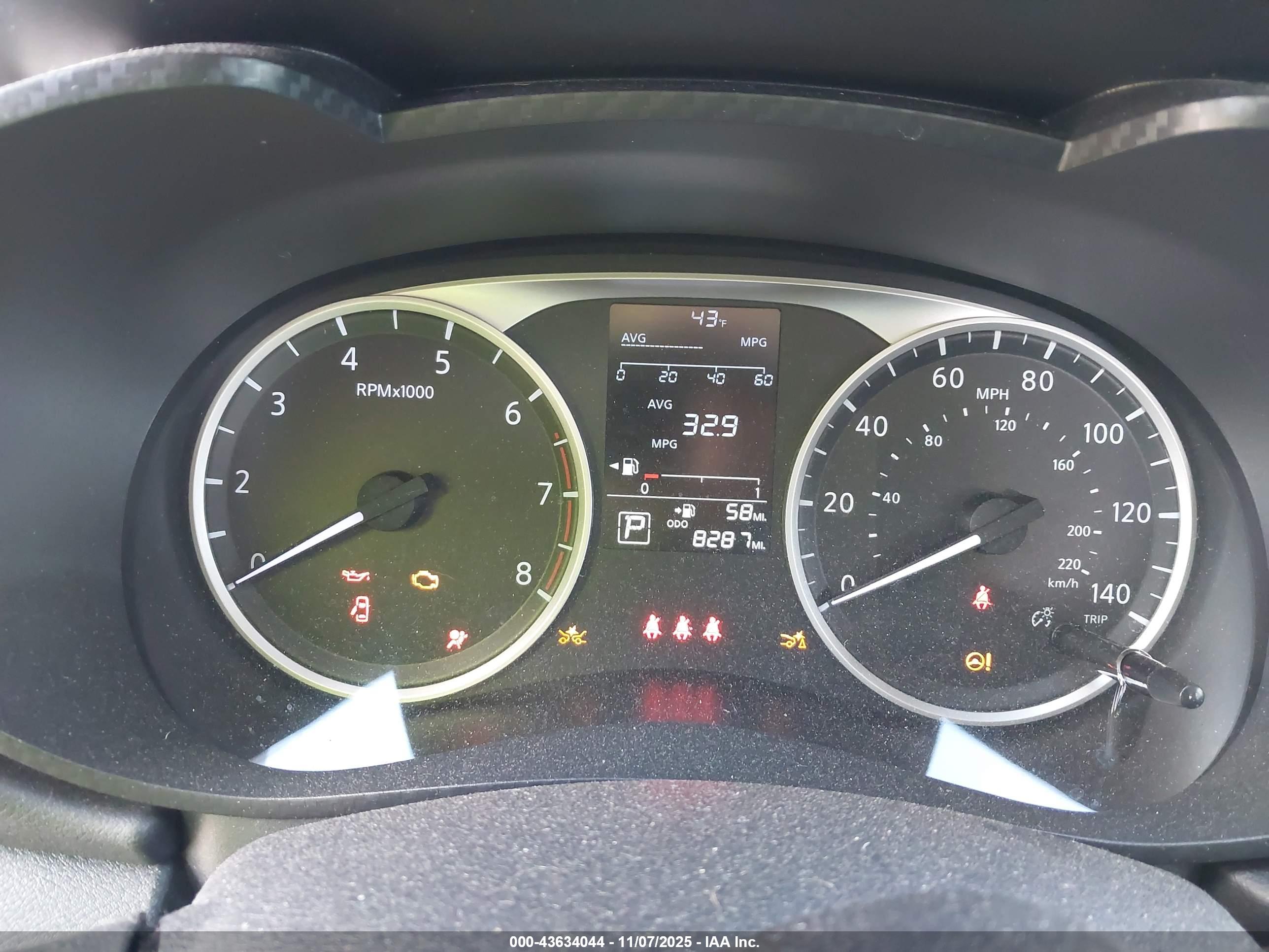 NISSAN VERSA image 7