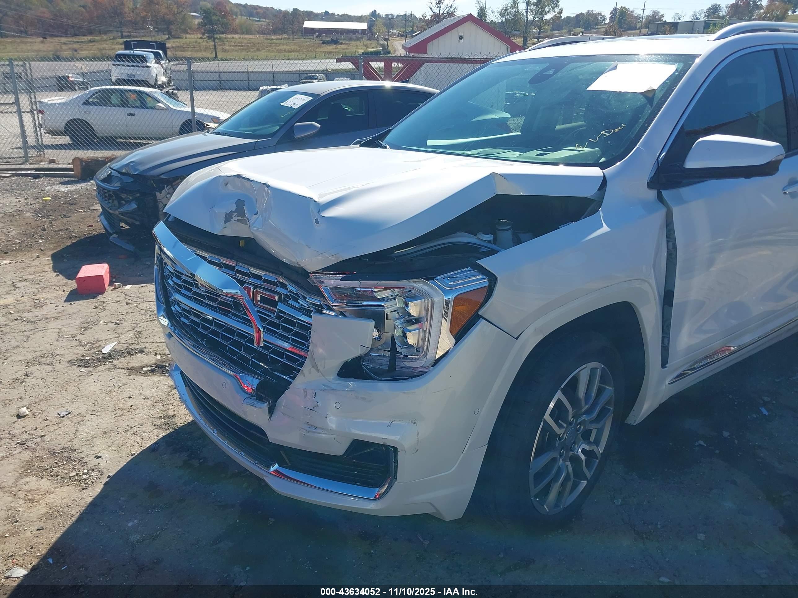 GMC TERRAIN image 6