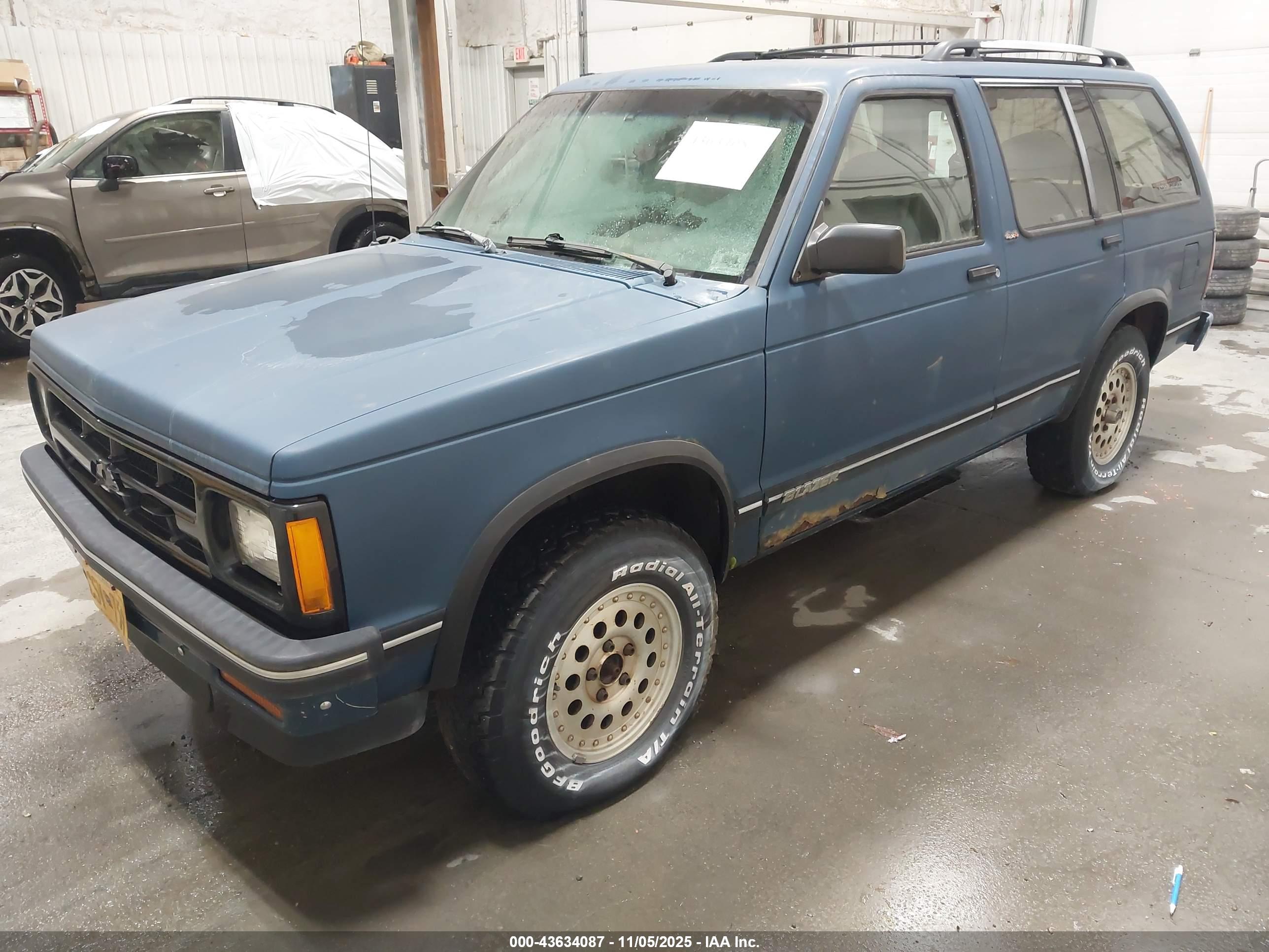 CHEVROLET BLAZER image 2
