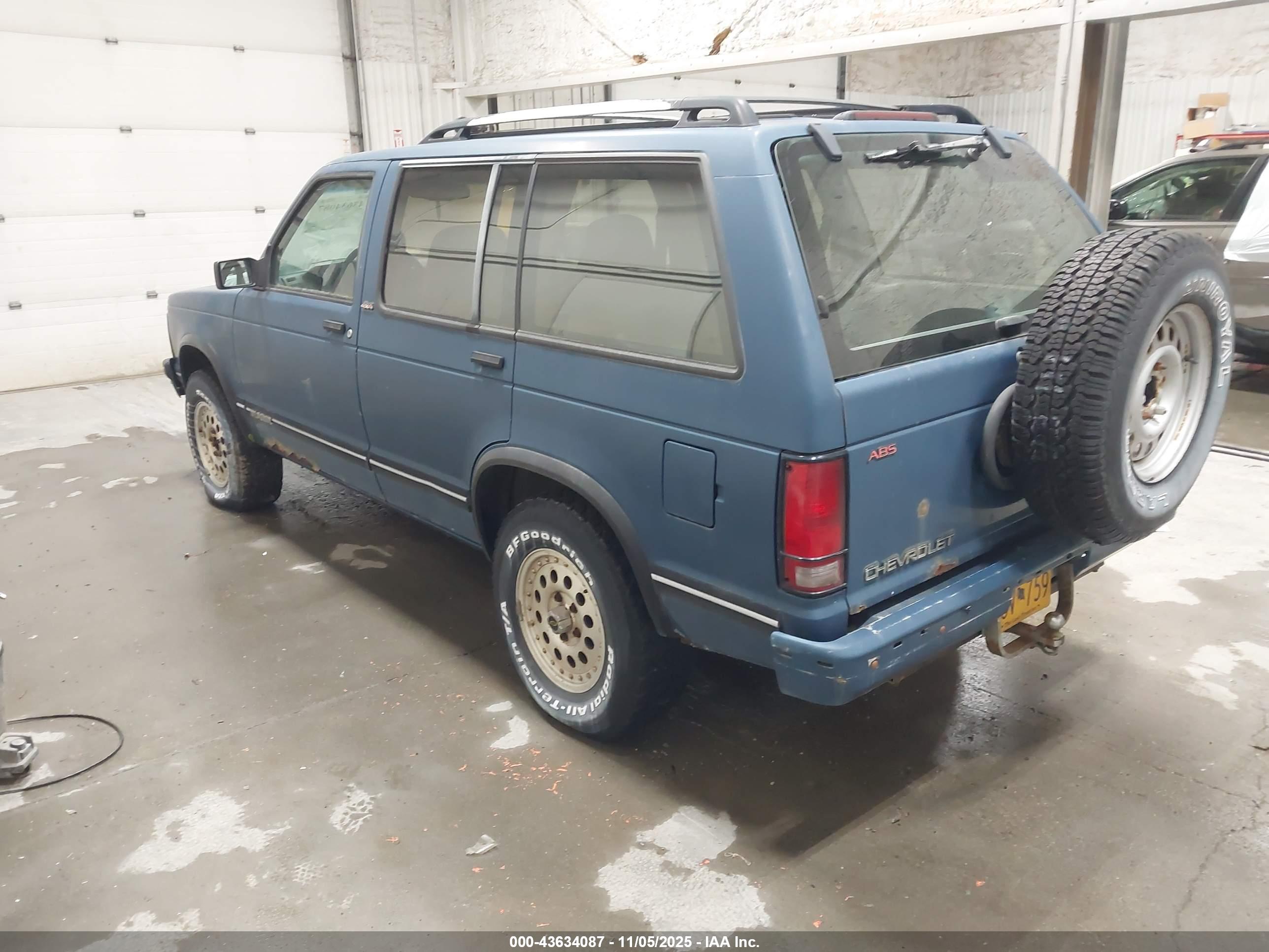CHEVROLET BLAZER image 3