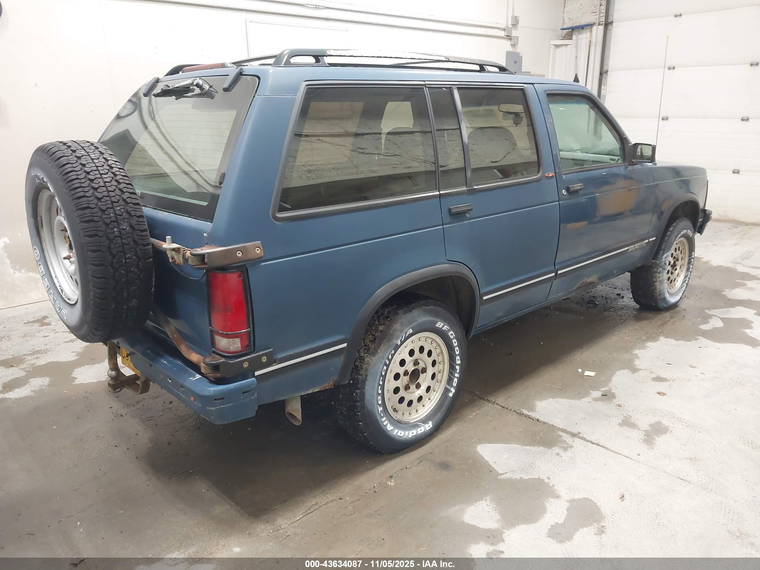 CHEVROLET BLAZER image 4