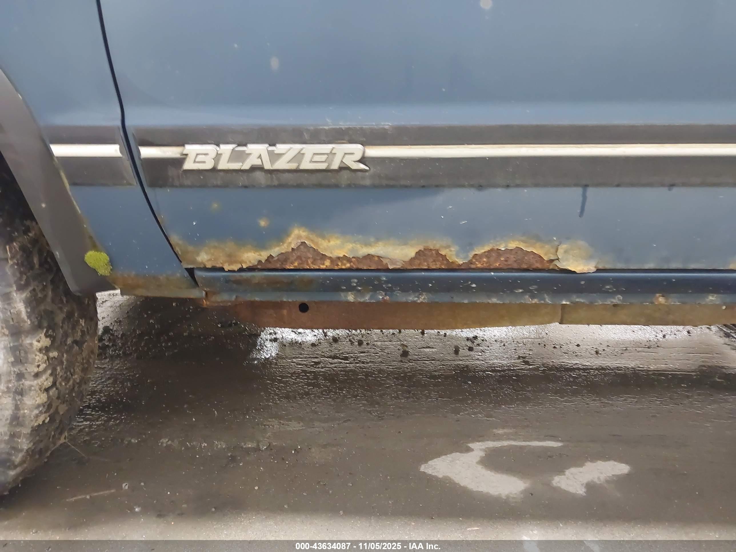 CHEVROLET BLAZER image 6