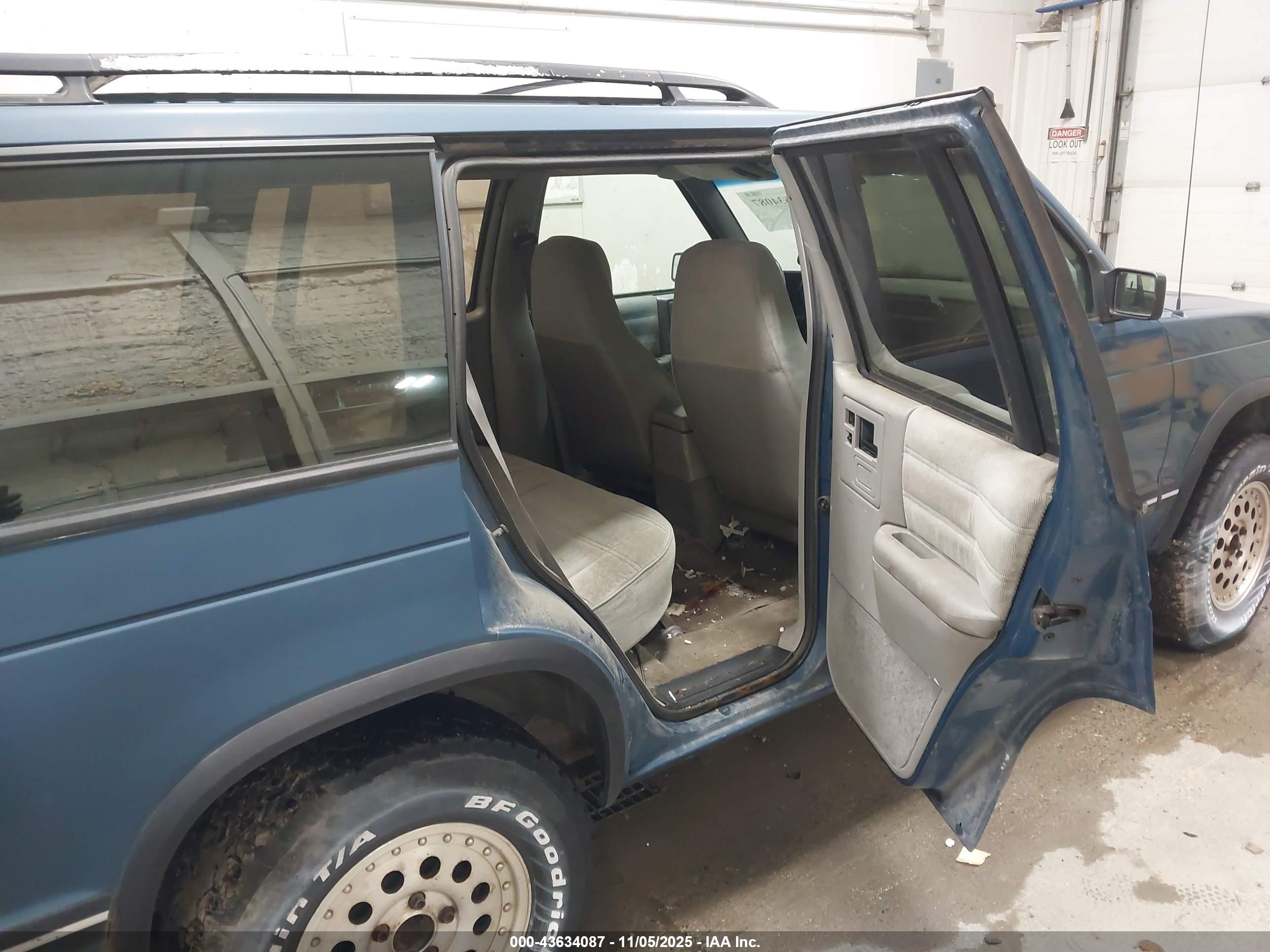 CHEVROLET BLAZER image 8