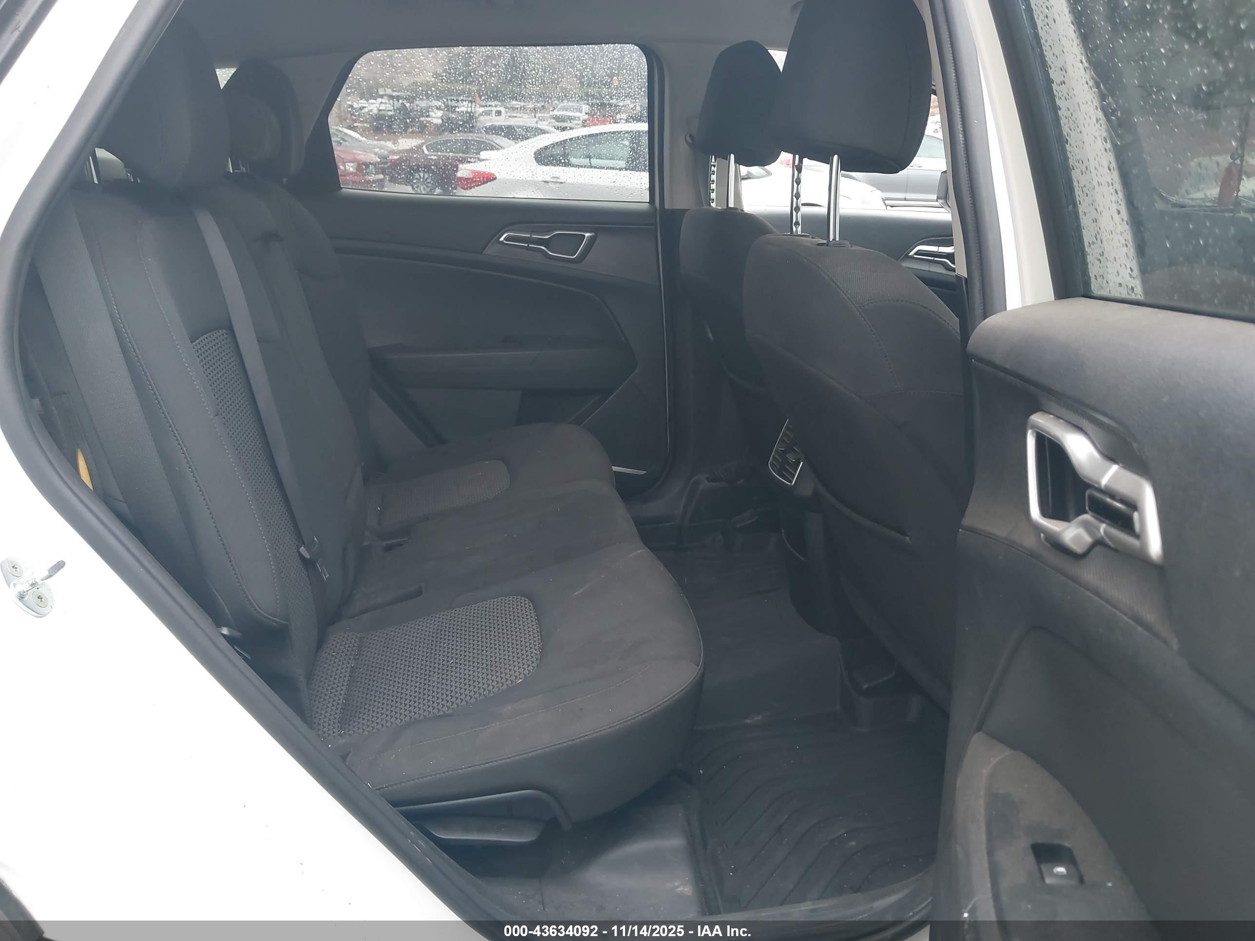 KIA SPORTAGE image 8