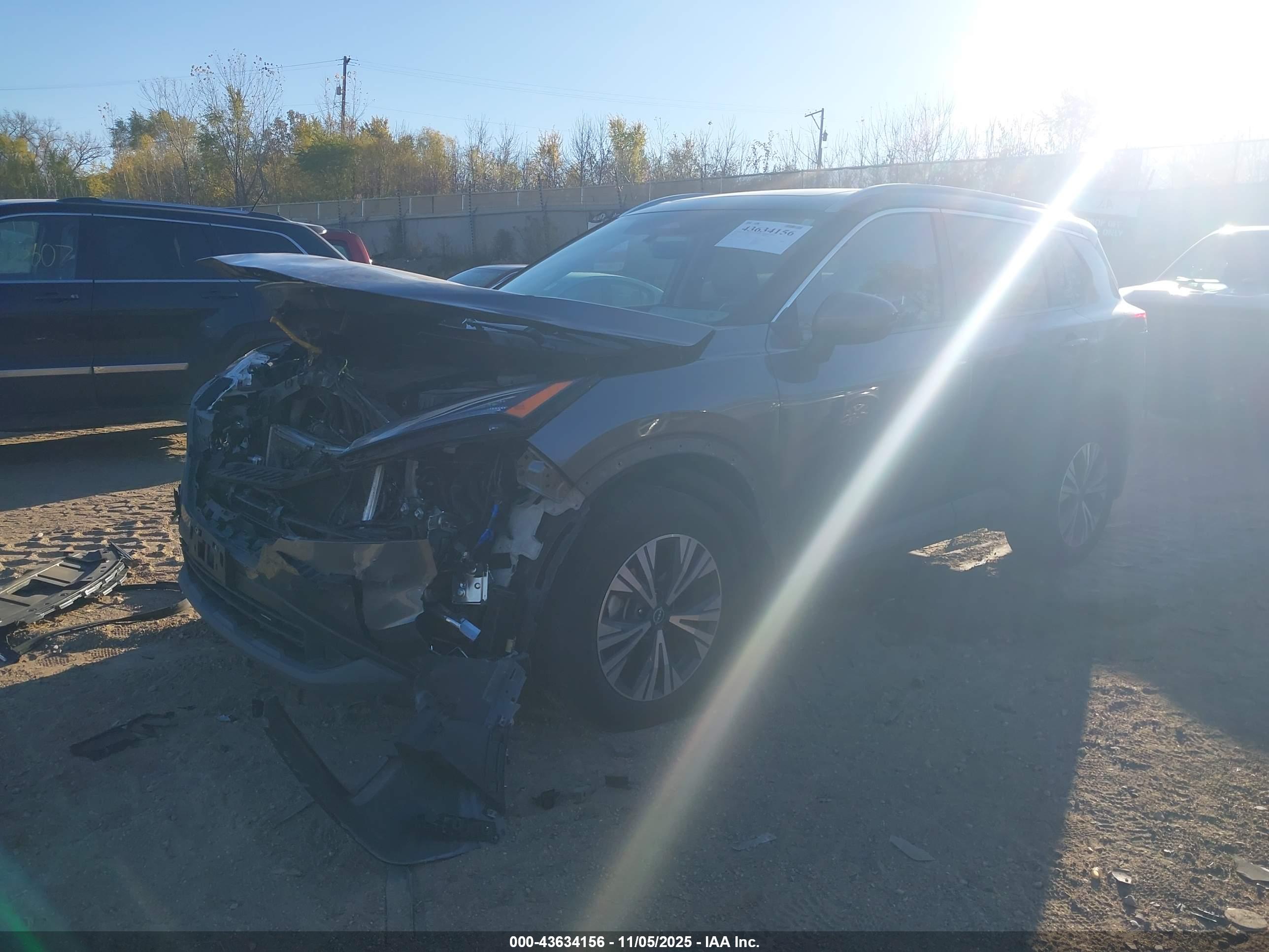 NISSAN ROGUE image 2