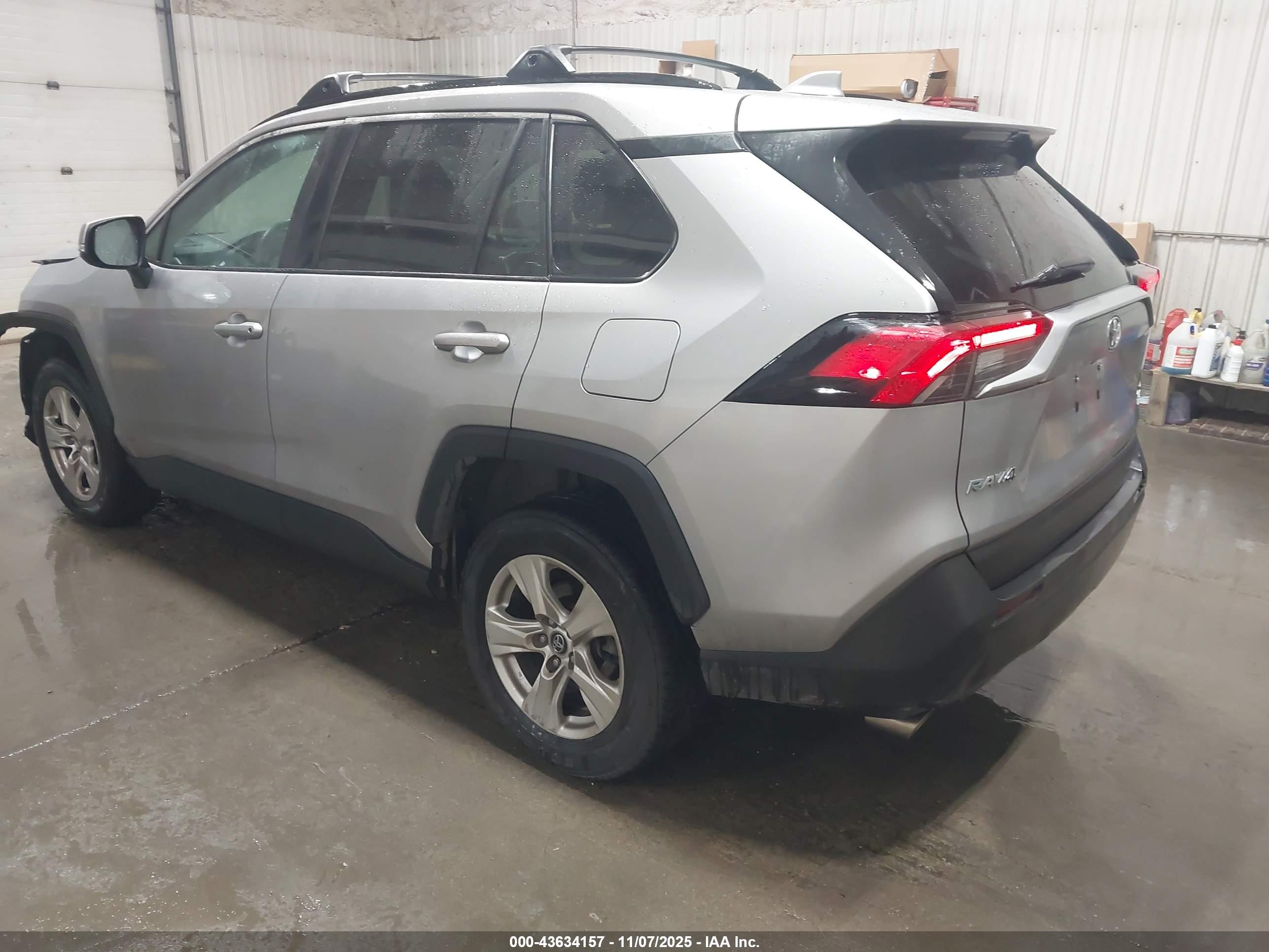 TOYOTA RAV4 image 3