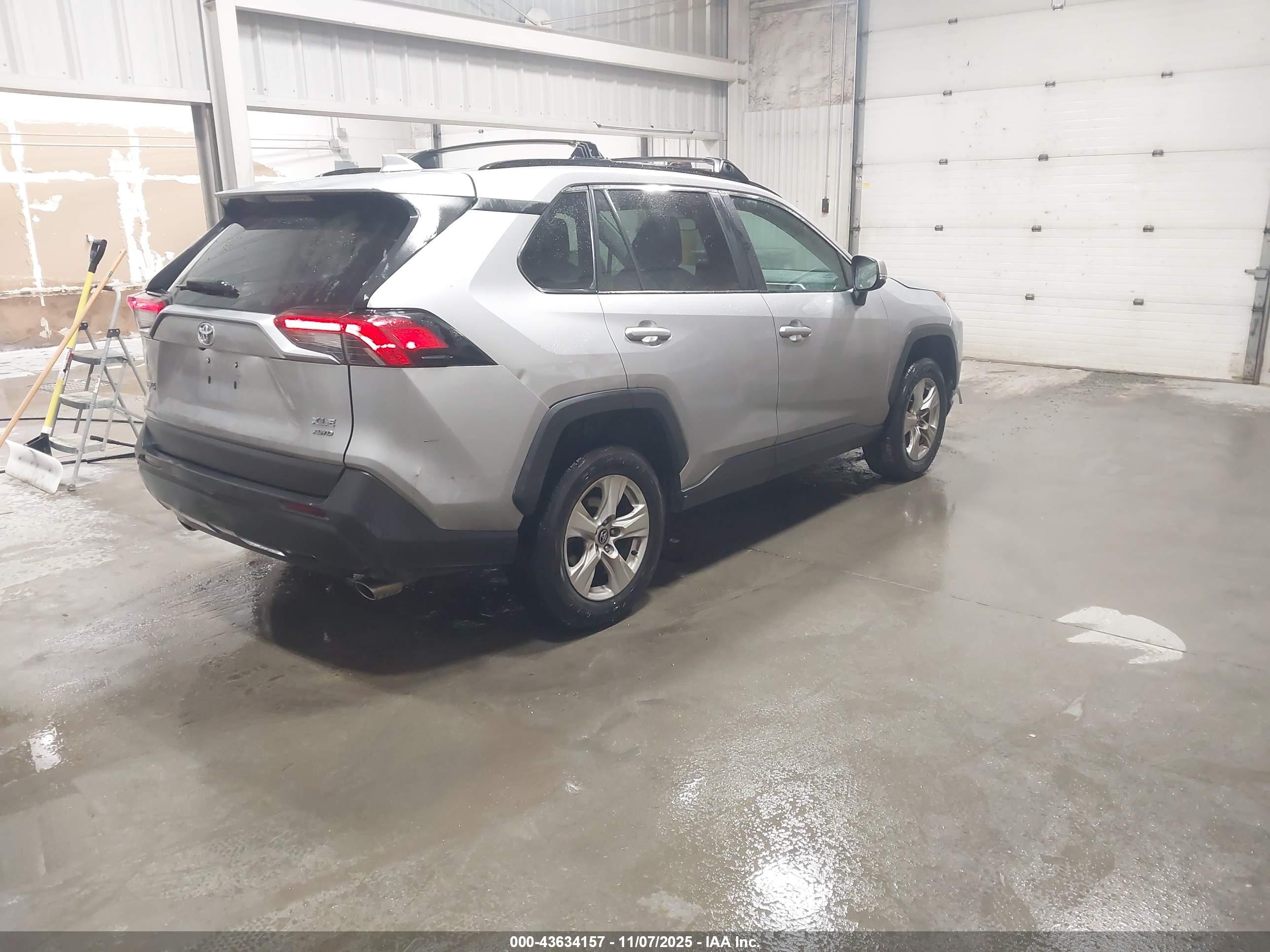 TOYOTA RAV4 image 4
