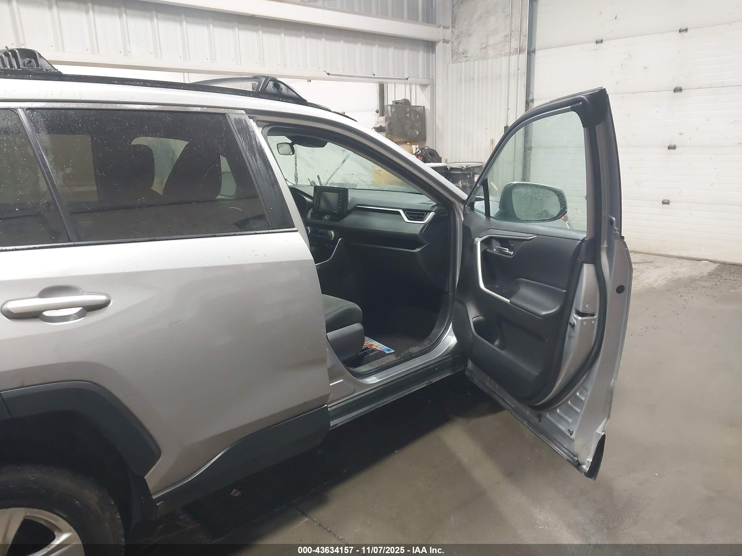 TOYOTA RAV4 image 5