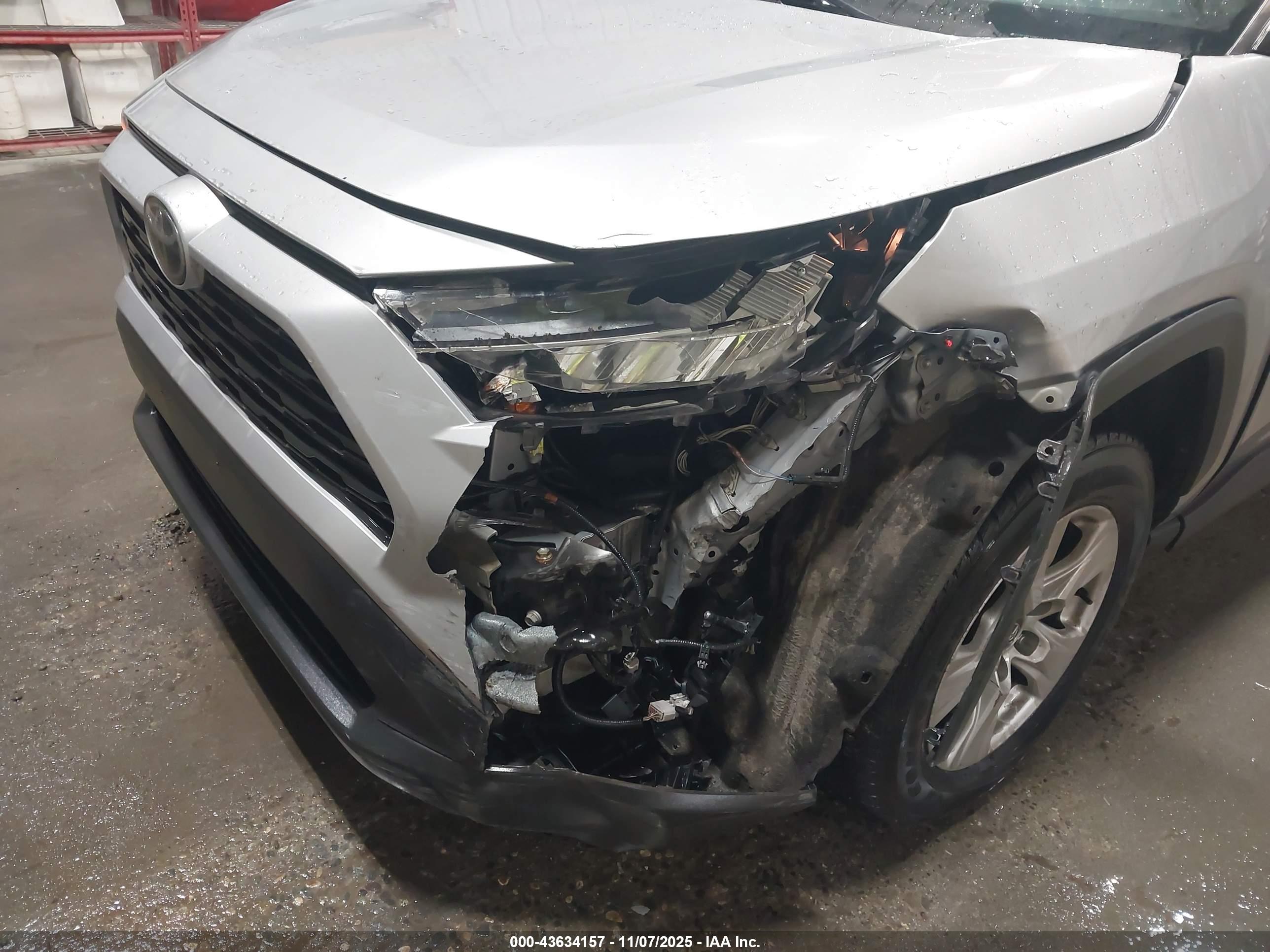 TOYOTA RAV4 image 6