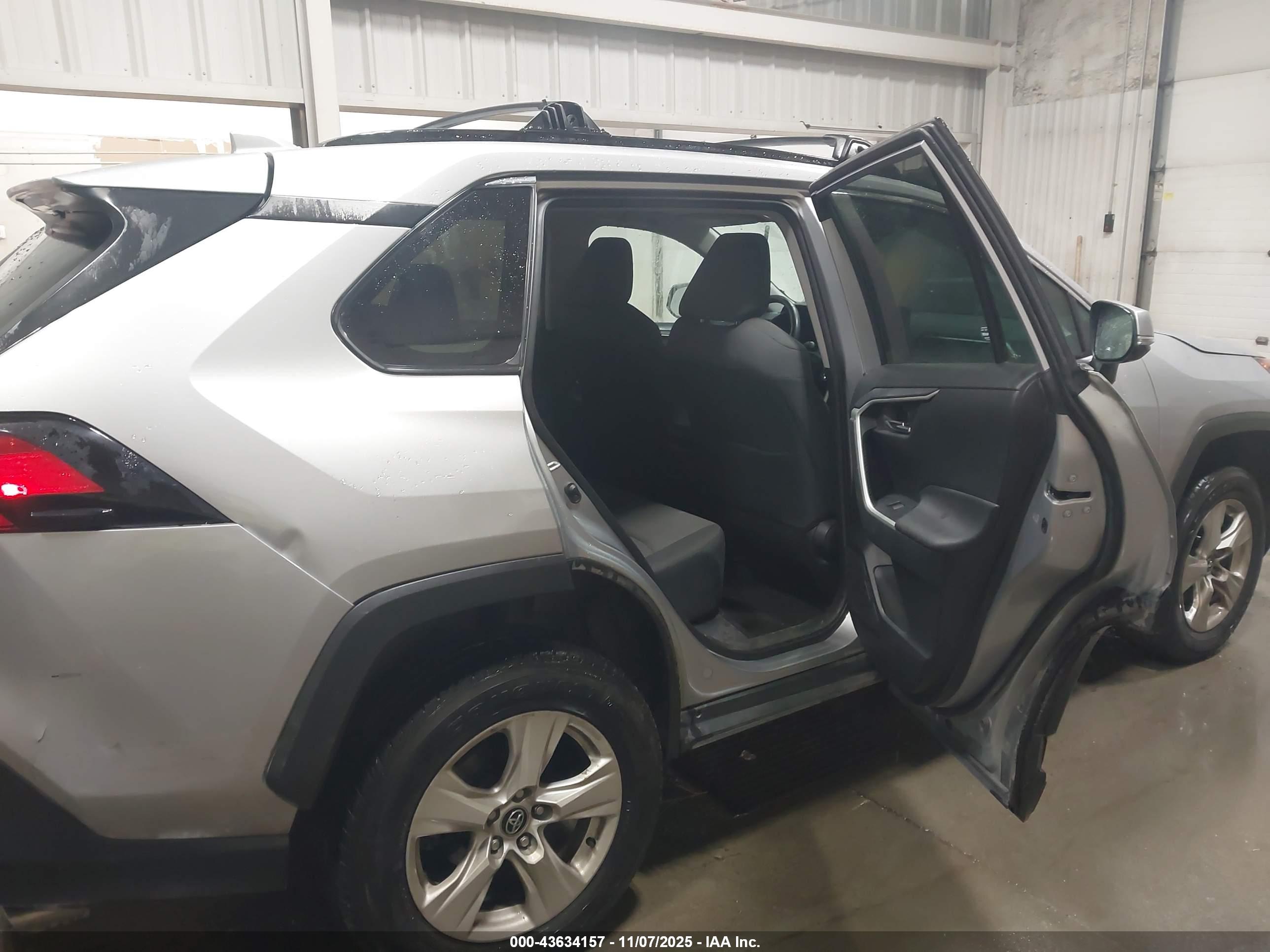 TOYOTA RAV4 image 8