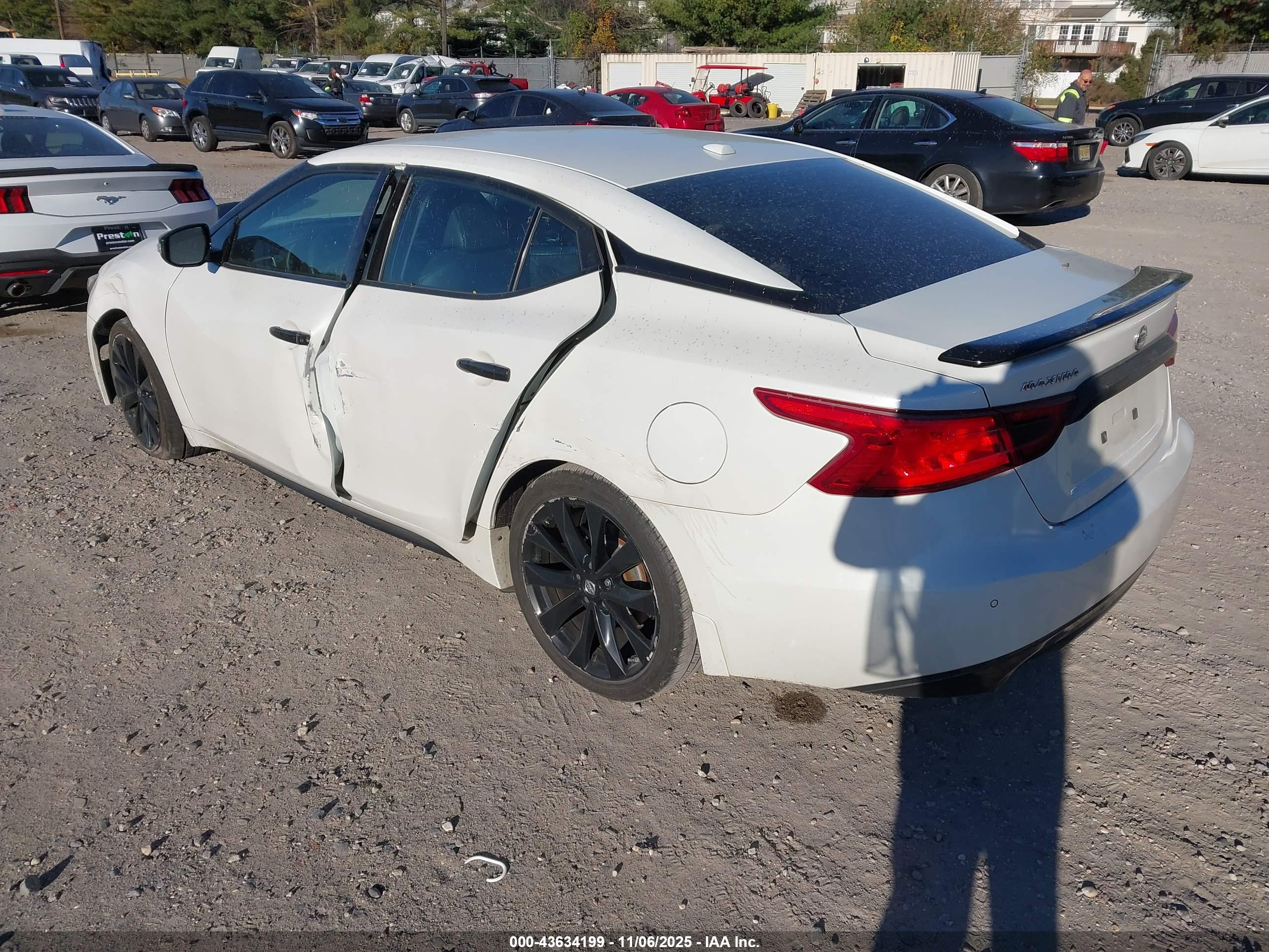 NISSAN MAXIMA image 3