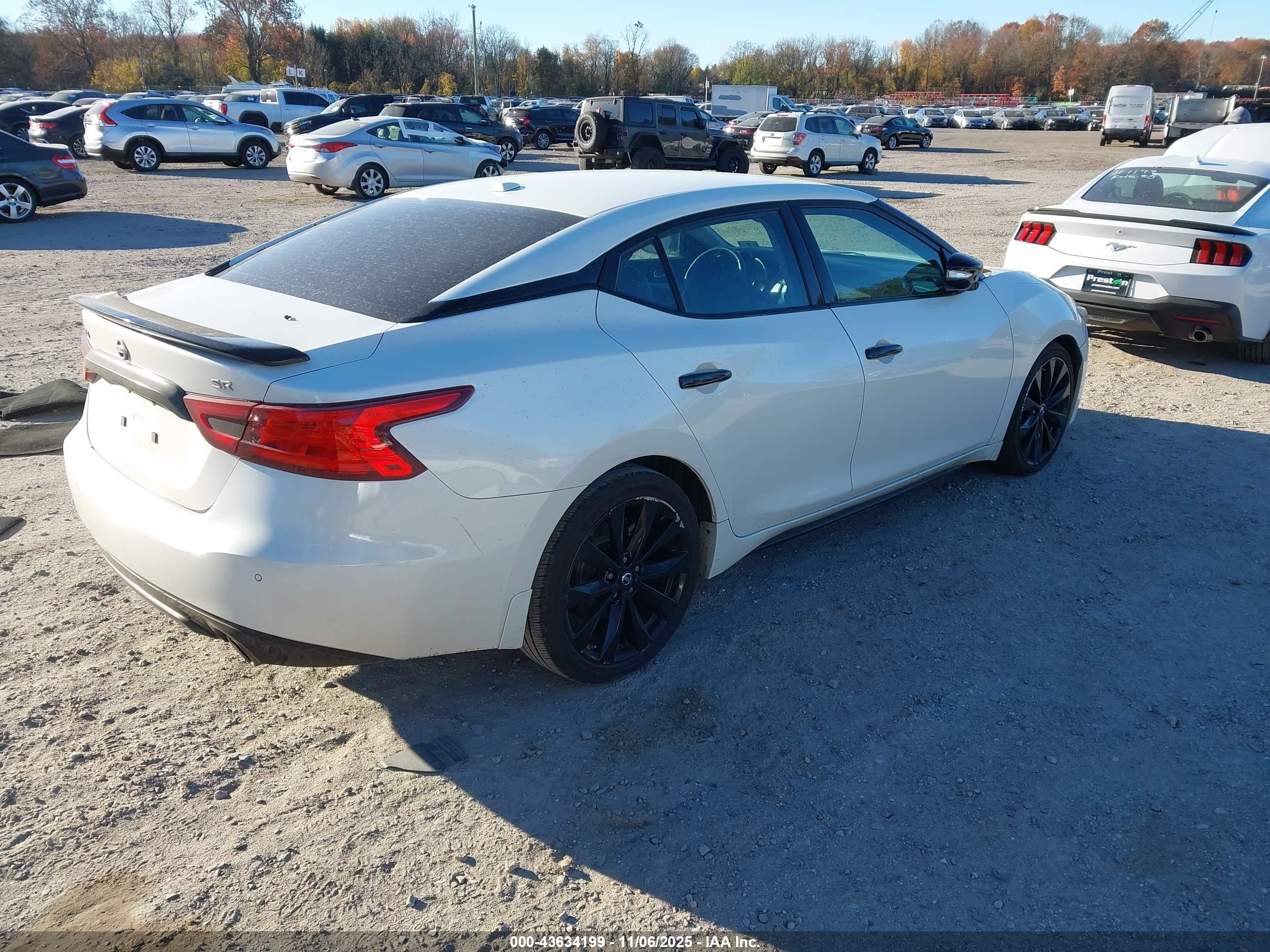 NISSAN MAXIMA image 4