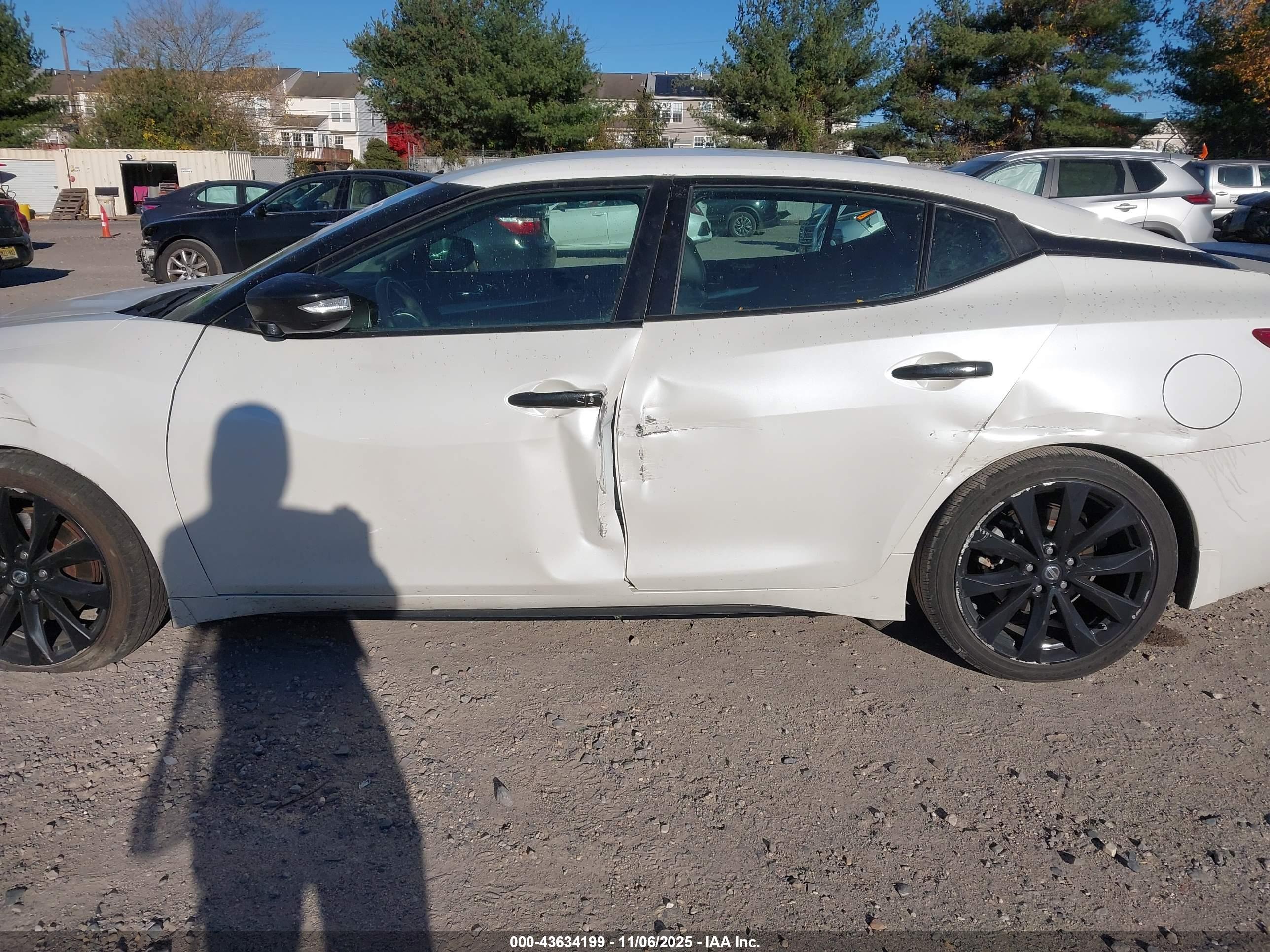 NISSAN MAXIMA image 6